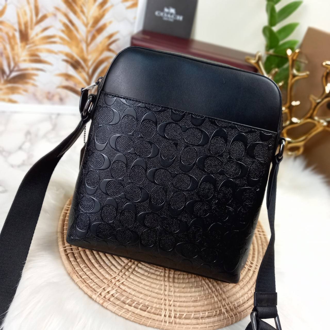 COACH HOUSTON FLIGHT BAG IN SIGNATURE LEATHER (COACH F73338) กระเป๋าสะพาย ลวดลาย C นูน SIGNATURE ที่ดูโดดเด่นมาก// วัสดุหนังแท้ทั้งใบ อยู่ทรงสวย// ด้านในโล่งกว้าง จุของได้เยอะ ด้านหน้ามีอีกช่องซิบไว้เก็บของสำคัญได้อย่างเป็นสัดส่วน ลงตัว เปิด-ปิด ด้วยซิบ/ 