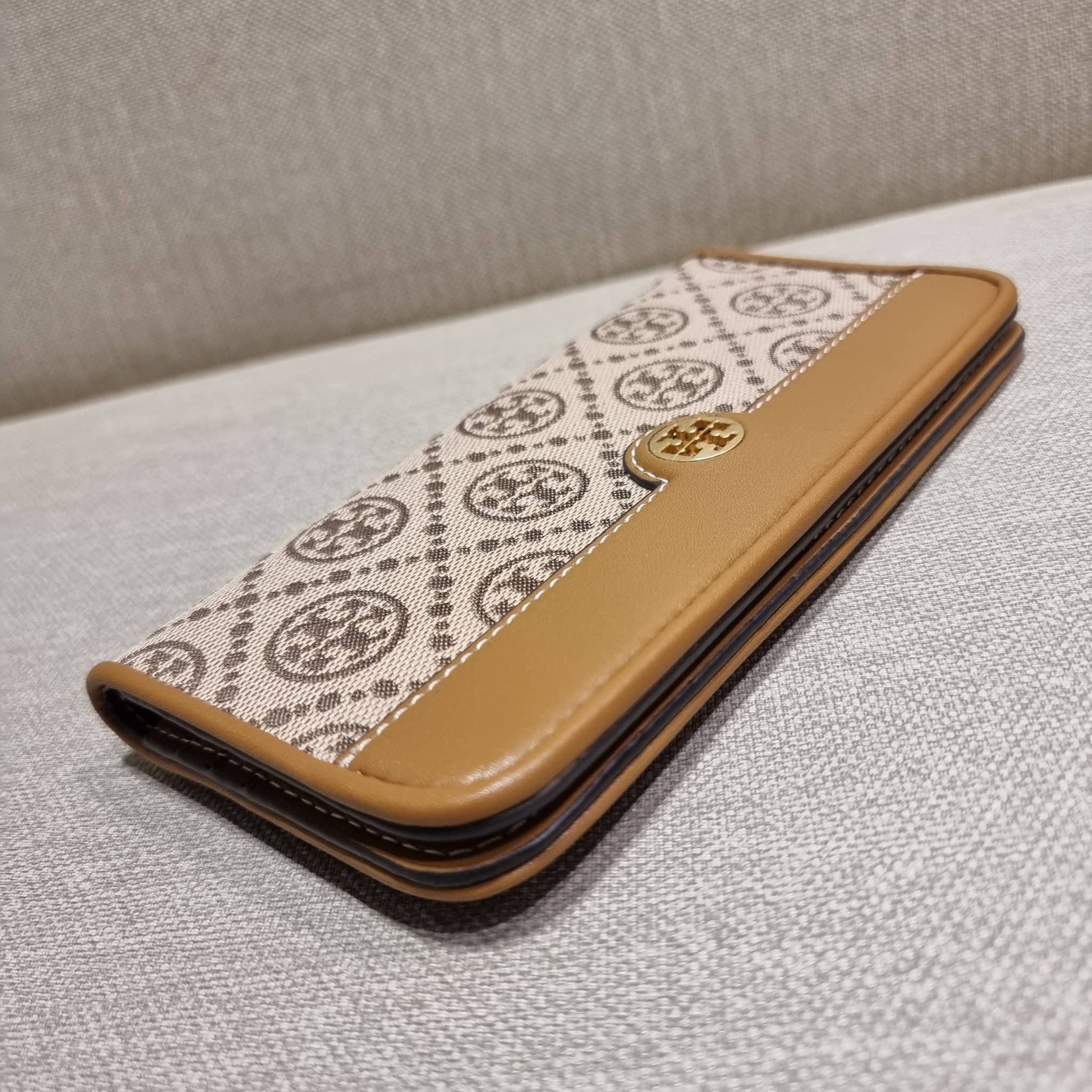 TORY BURCH T MONOGRAM JACQUARD SLIM WALLET ของดีมีให้ที่นี่แบบจัดเต็ม กระเป๋าสตางค์ใบยาว รุ่นสลิม สวยหรู ขนาดกำลังเหมาะมือ ถือแล้วขับผิว วัสดุผ้า jacquard ตัดสลับหนังแท้ ภายในสวยคมม้าก!! มีช่องใส่บัตรได้แบบเน้นๆ และช่องใส่ธนบัตรได้ ด้านหลังมีช่องซิปอีกหนึ