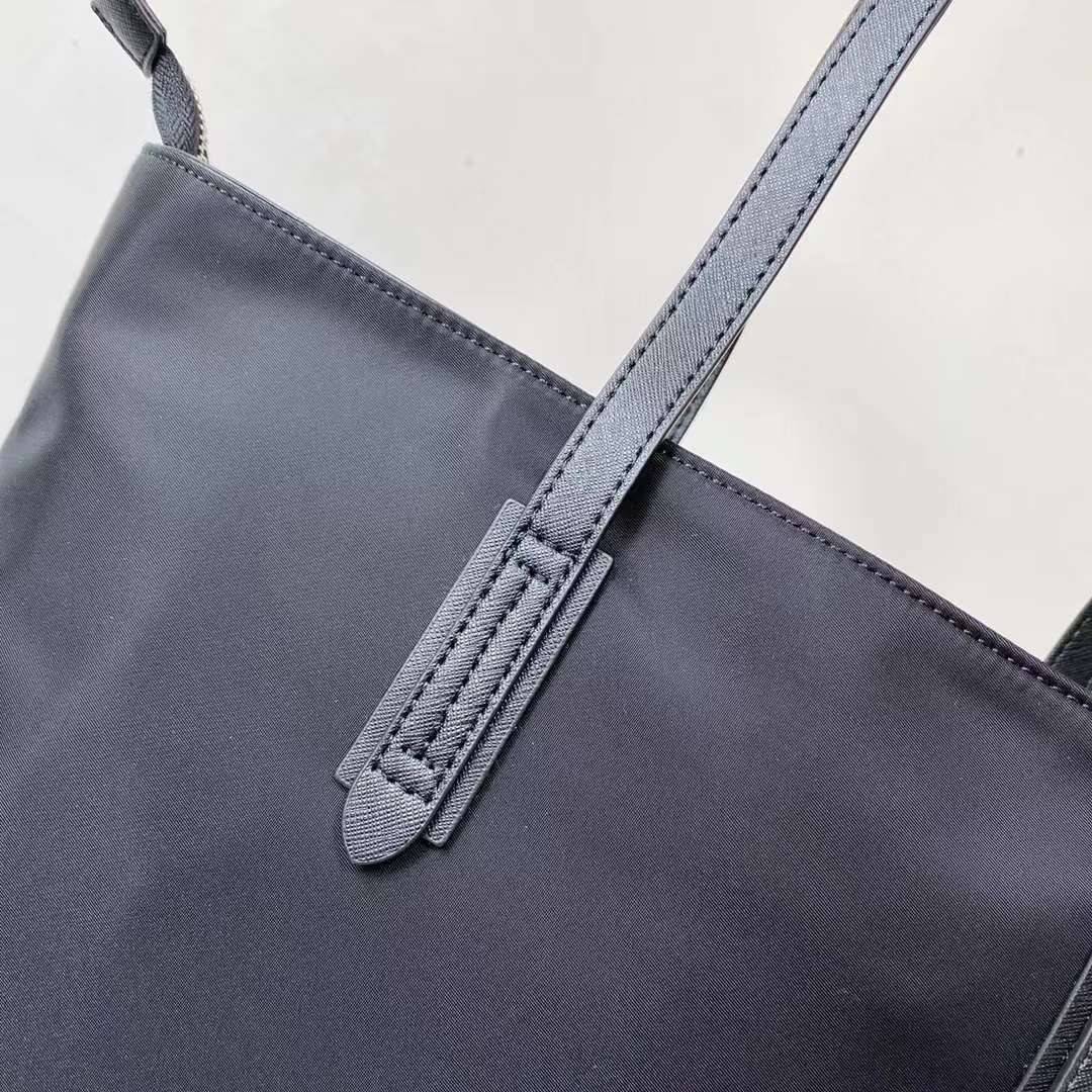 ซื้อ1ได้ถึง3 เซทสุดคุ้ม! SET PRADA TOTE BAG / PRADA SHOPPING BAG กระเป๋าเดินทางขนาดใหญ่ วัสดุ Nylon กันน้ำ อะไหล่เงิน ถือหรือสะพายไหล่ได้ น้ำหนักเบาจุของได้เยอะ เดินทางต่างจังหวัดได้สบายๆ