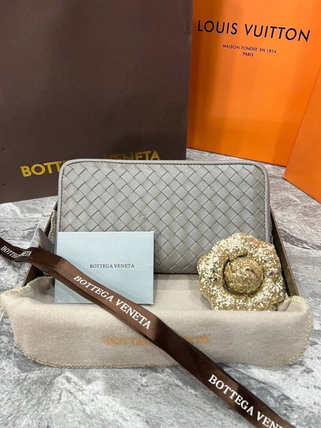 VIP 】หนังแท้ BOTTEGA VENETA LONG WALLET ZIP AROUND กระเป๋าสตางค์ใบยาวซิปรอบ รุ่นนี้หายากมากค่ะ เป็นรุ่นยอดนิยม ใช้ได้ทั้งหญิงชาย มาเท่าไหร่ไม่เคยพอเลยค่า เป็นรุ่นคลาสสิกที่หยิบมาใช้งานได้บ่อยที่สุด งานหนังแท้ทั้งใบสวยมากนะคะ ใช้ทนทานได้นานเลย ภาพสินค้าถ่า