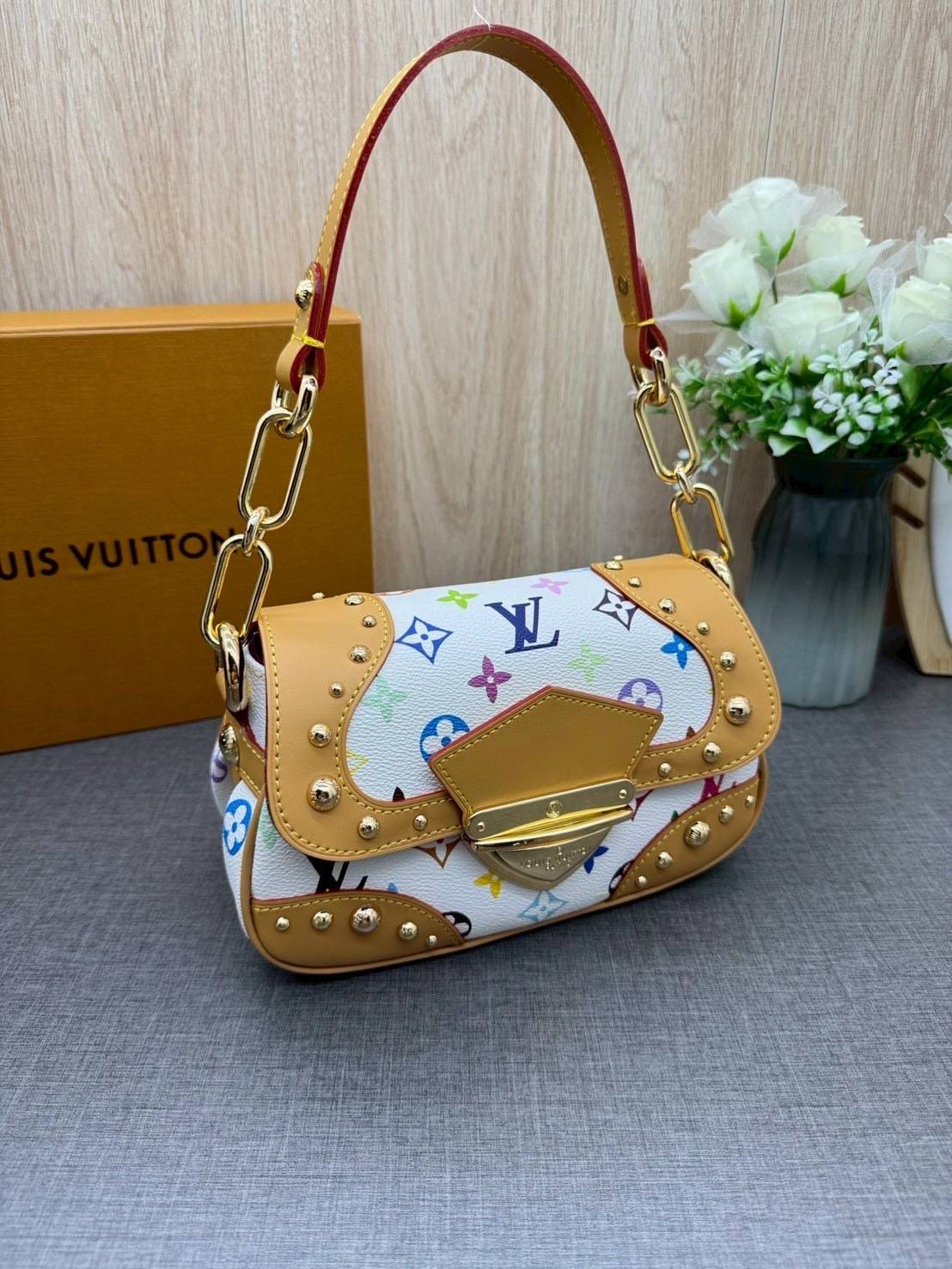 ORI หนังแท้ | Lv Marilyn White Multicolor Monogram Canvas Shoulder Bag กระเป๋าสะพายสไตล์วินเทจ ดีไซน์สีสันสดใสน่ารัก มีชีวิตชีวา โดดเด่นด้วยตัวล็อคด้านหน้าแบบกดขนาดใหญ่ จะถือแบบคล้องแขนหรือสะพายไหล่ก็ได้