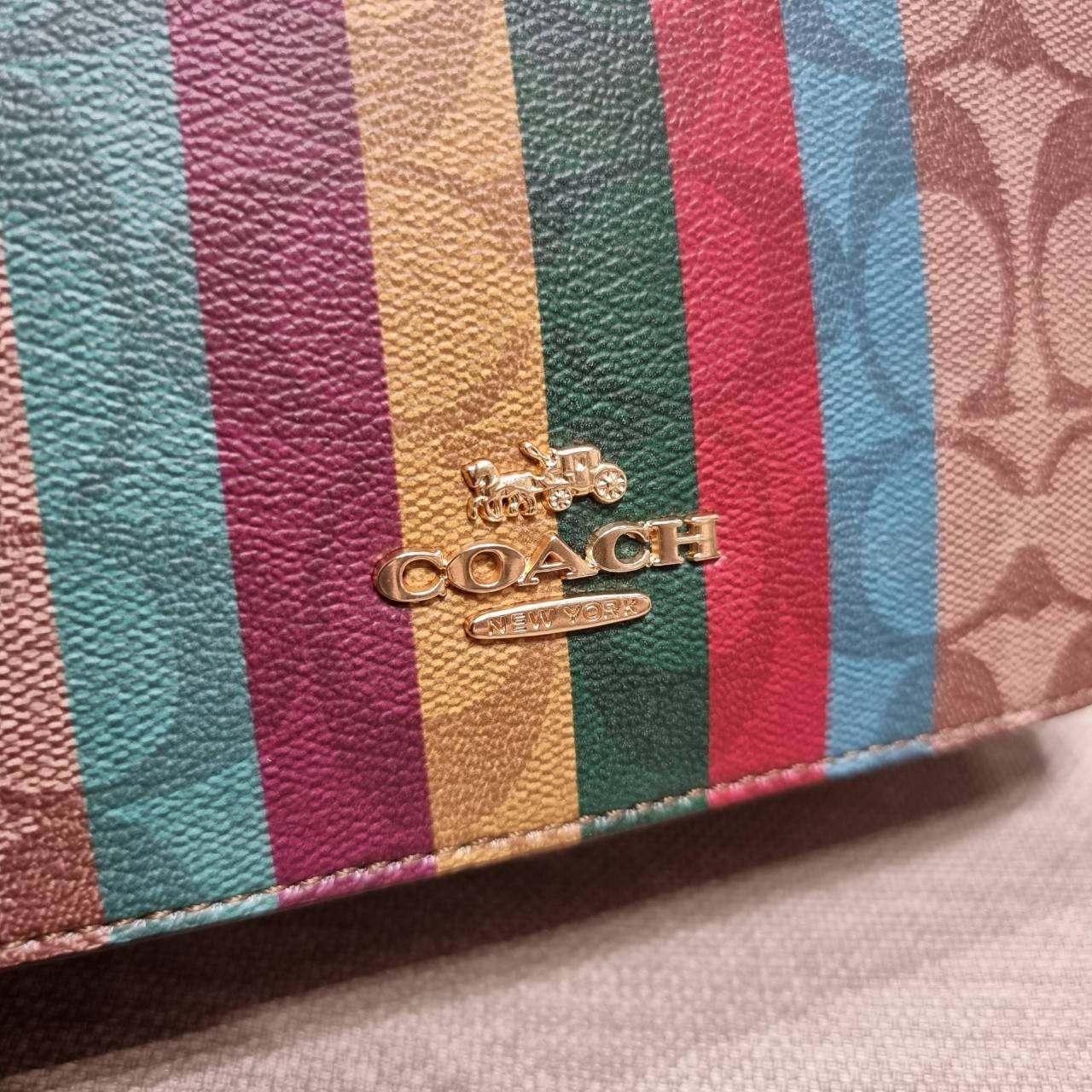 COACH C5642 SERENA SATCHEL IN SIGNATURE CANVAS WITH STRIPE ดีไซน์ stripe ที่แสนจะโดดเด่น กับคอลเลคชั่นยอดฮิต ที่ sold out ไปแล้วในหลายประเทศ!! กระเป๋าสะพายข้างทรงสวย ลุคผู้ดี วัสดุหนังแคนวาสสลับหนังแท้ เปิด-ปิดด้วยซิป 2 ช่องหลัก ภายในเป็นช่องโล่ง เก็บของไ