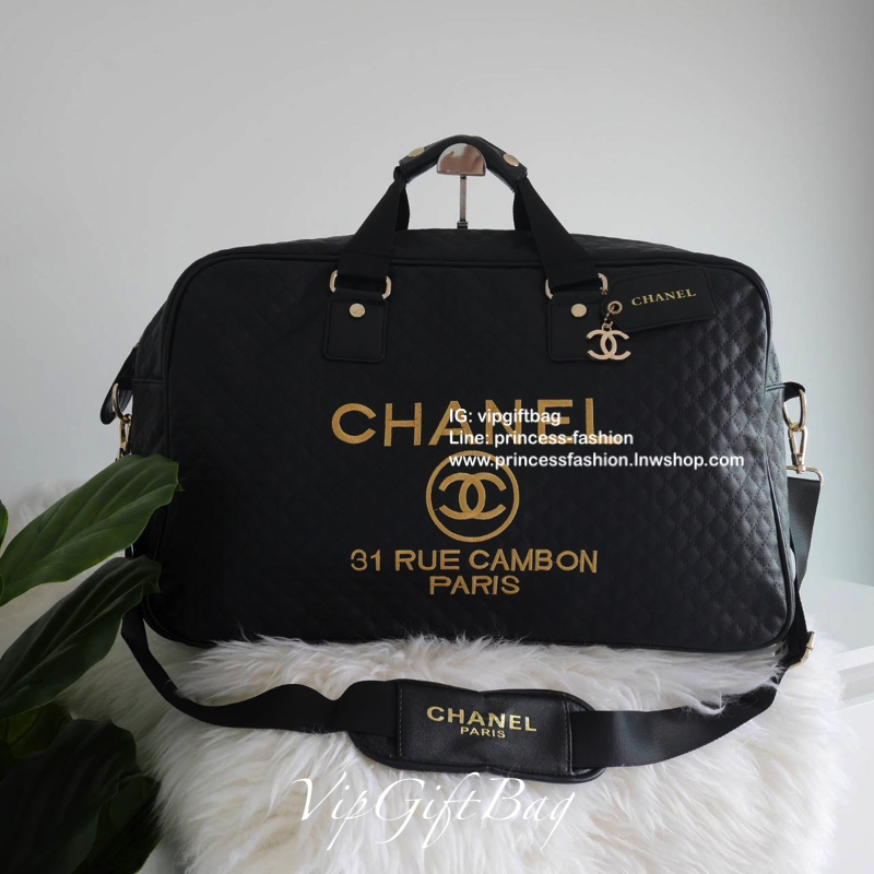 CHANEL VIP GIFT TRAVEL BAG (XL) กระเป๋าเดินทางแบบถือไซส์ใหญ่พิเศษ พรีเมี่ยมกิ๊ฟของเเท้จาก CHANEL วัสดุหนังสังเคราะห์ ลายตารางเนื้อหนาสีดำ เต็มใบ ด้านในเปิดปิดด้วยซิปที่จับหนัง (มีหนังสำหรับรวมหูให้ด้วยกระดุม) ใส่เสื้อผ้าได้มากกว่า4-5ชุด สายสะพายยาวมีที่รอ