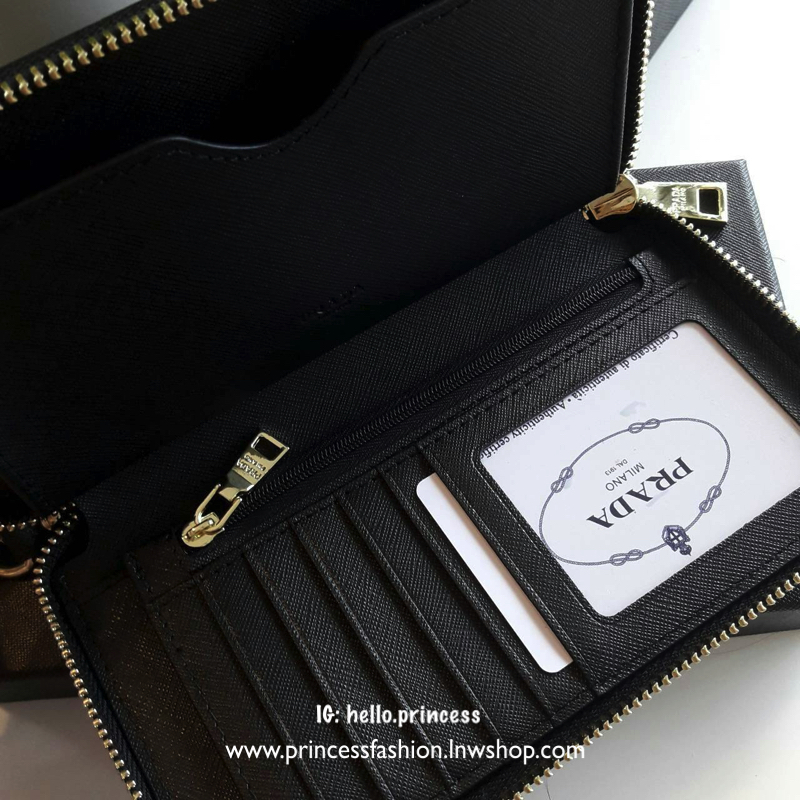 รุ่นขายดี เข้าแล้วค้า ช็อปเลย!! กับ Prada Wallet Saffiano กระเป๋าสตางค์ซิปรอบ *พร้อมสายคล้องมือ เปิดปิดด้วยซิป อะไหล่ทอง ปั้มแบรนด์ ทั้งใบ *จุดเด่นมีช่องใส่มือถือ ได้ถึงiphone7+ ใส่บัตรได้หลายช่อง ด้านในมีช่องซิปแยกอีก1ช่อง แถมยังมี ช่องใส่รูปอีกด้วยค้า เ