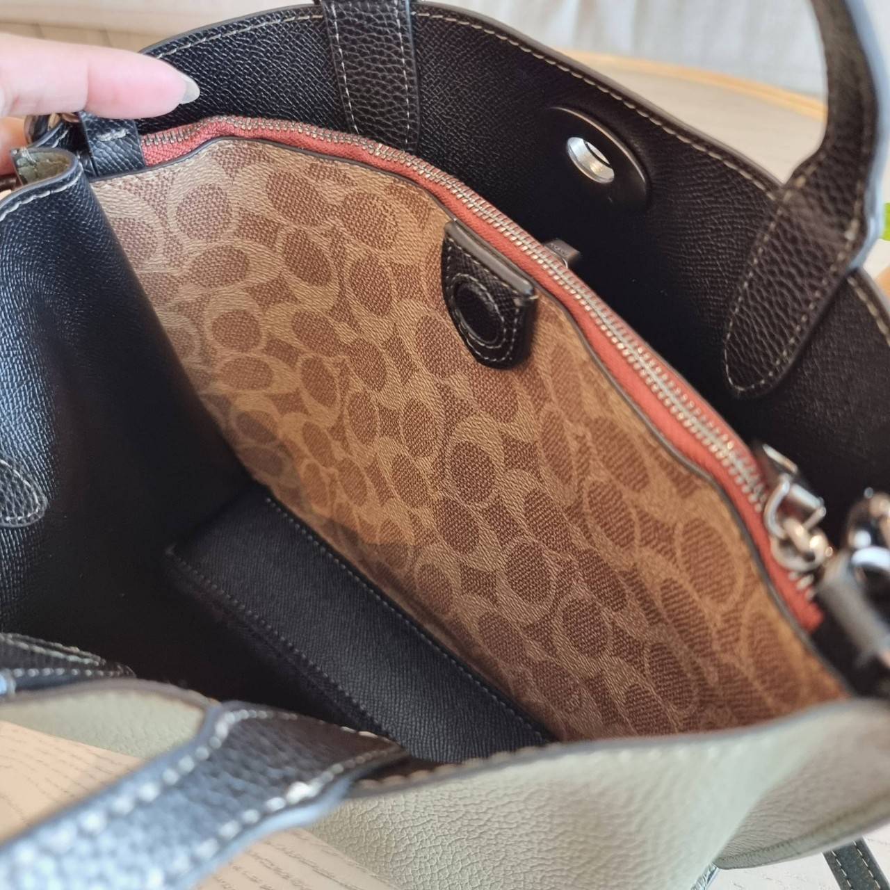 COACH C8561 C8869 WILLOW TOTE 24 IN COLOR BLOCK น้องสาวลุคลูกคุณมาแล้วจ้า กระเป๋าถือ/สะพาย ดีไซน์คัลเลอร์บล็อค ลงตัว เรียบหรู ใบจริงคือผู้ดี๊ผู้ดี ใช่ได้ทุกๆโอกาส วัสดุหนัง pepble อยู่ทรง เปิดปิดด้วยตัวบิดล็อค และอีกฝั่งเป็นกระดุมแม่เหล็ก ภายในโล่งกว้าง ใ