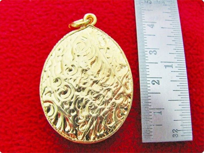 ล็อกเก็ตสมเด็จพระสังฆราชฉากสีขาวเลี่ยมทองไมครอนค่ะ