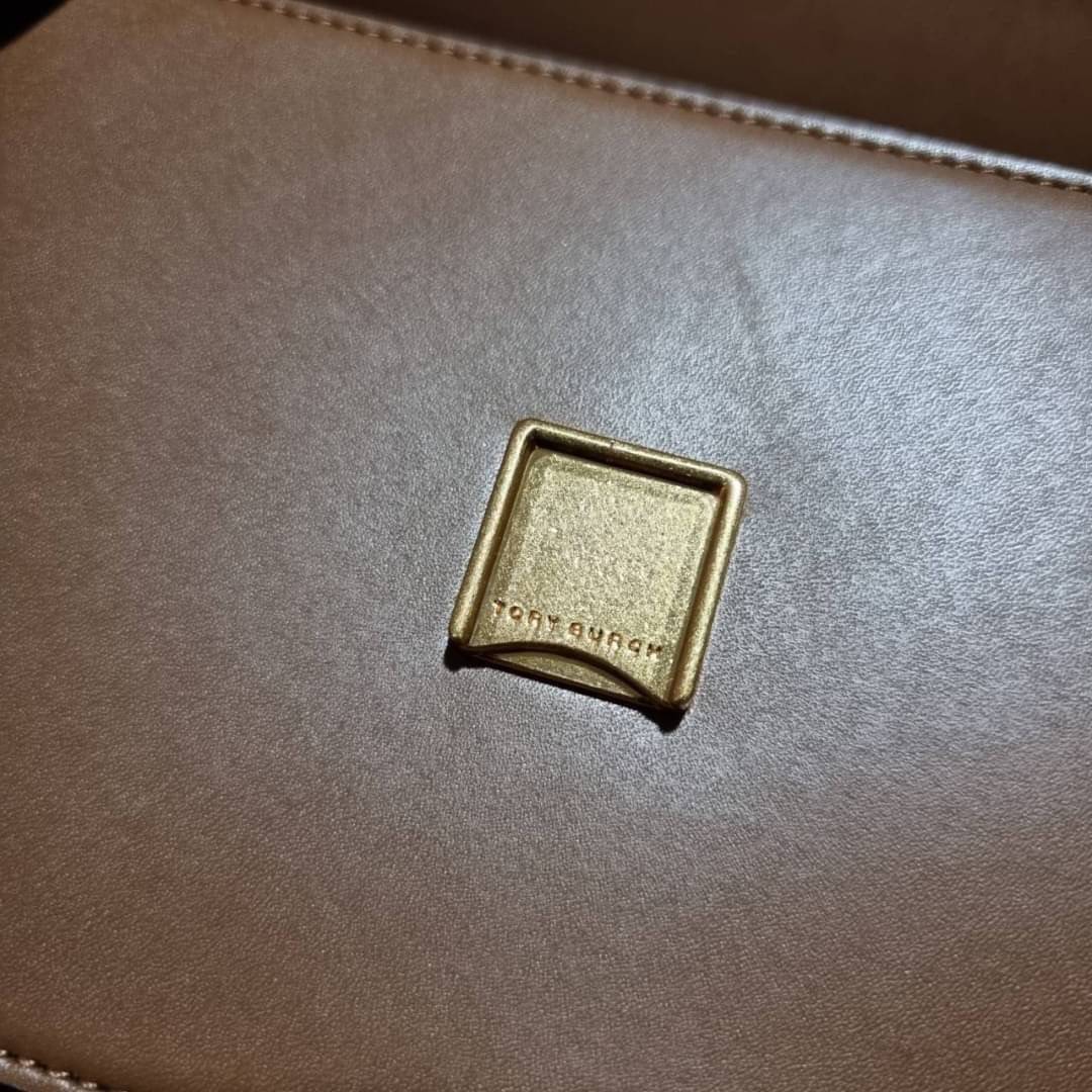 TORY BURCH ELEANOR SMALL CONVERTIBLE SHOULDER BAG ฮอตไอเท็ม รุ่นนี้ขายดีขายหมด สวยหรู คุณหนู ผู้ดี!! หายากมากแล้วน้า กระเป๋าสะพายข้าง ดีไซน์อยู่ทรง ขนาดกำลังสะดวกใช้สำหรับสาว วัสดุหนังแท้เต็มใบ สีทูโทน เปิด-ปิดด้วยแถบแม่เหล็ก ภายในแบ่งสัดส่วนได้เป็นอย่างด