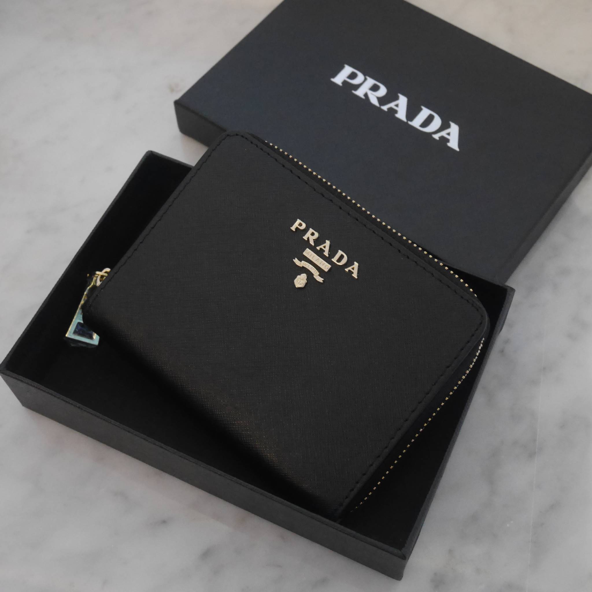 New Color•• รุ่นที่รอคอยสำหรับสาวๆที่ชอบ กปต.สั้น ก็มาแล้วค้า กับ Prada Short Saffiano wallet กระเป๋าสตางค์สั้น ขนาดกะทัดรัด เปิดปิดด้วยซิป อะไหล่ทอง ปั้มแบรนด์ ทั้งใบ **จุดเด่น มีช่องใส่รูปถ่าย ใส่บัตรได้หลายช่อง ด้านในมีช่องซิปแยกอีก1ช่องค้า อีกหนึ่งไอเ