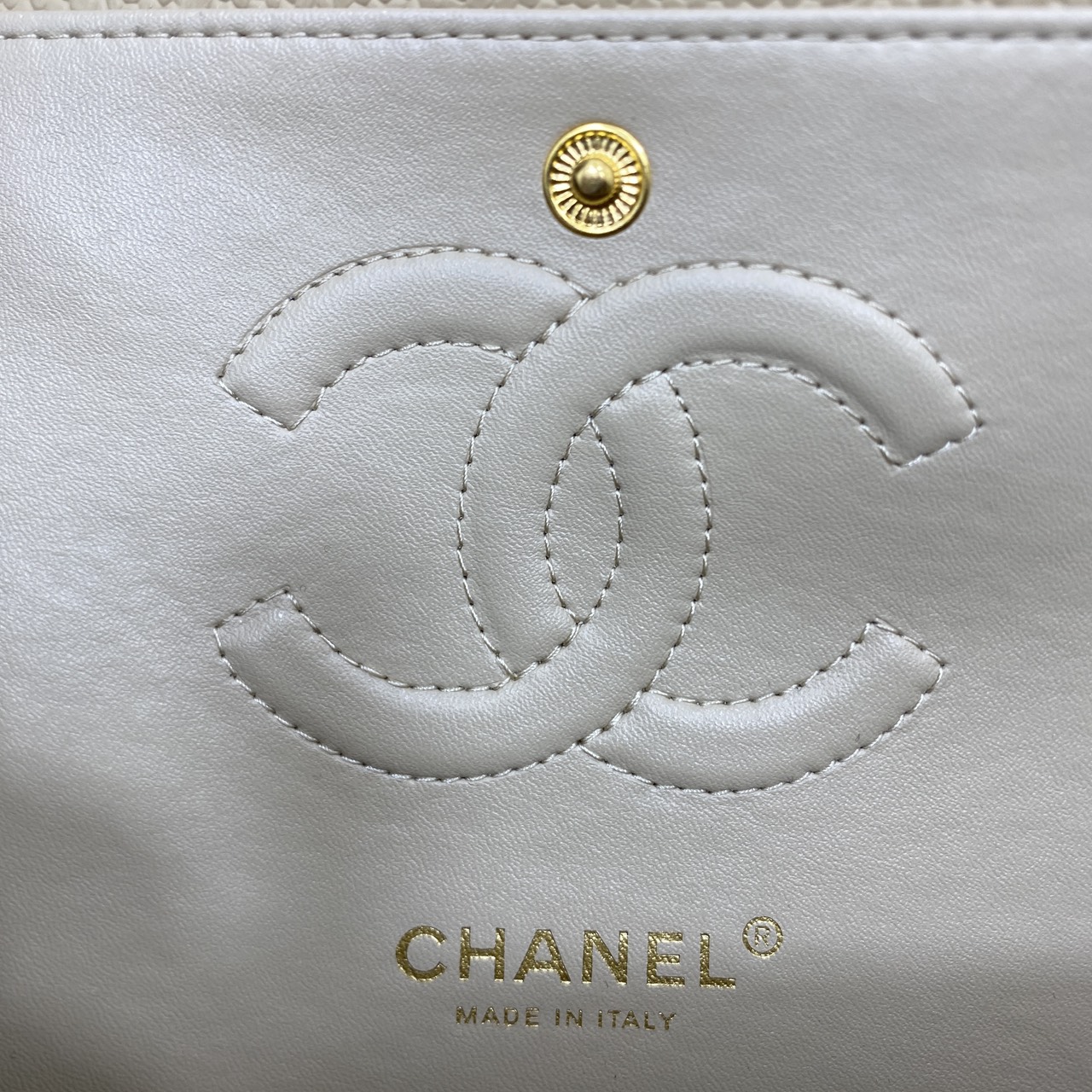 ORI หนังแท้ | CHANEL Classic Medium Flap Bag 25cm กระเป๋าสะพายคลาสสิกรุ่นยอดนิยมตลอดกาล ดีไซน์เรียบหรูหราขับผิว งานหนังแท้ อะไหล่ทองหรูหรา สุดยอดเดอะเบสท์ไอเท็ม