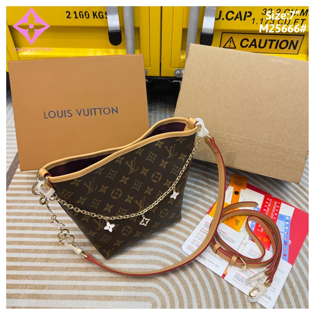 LV Bucket Shoulder Bag Monogram Canvas กระเป๋าสะพายทรงบัคเก็ต แต่งอะไหล่โซ่ทองพร้อมตัวห้อยสุดไอคอนิกยกระดับความหรูหรา คุ้มแบบไม่มีเบื่อ ดีไซน์คลาสสิคคงความเอกลักษณ์ ขนาดกำลังน่าใช้มากๆ