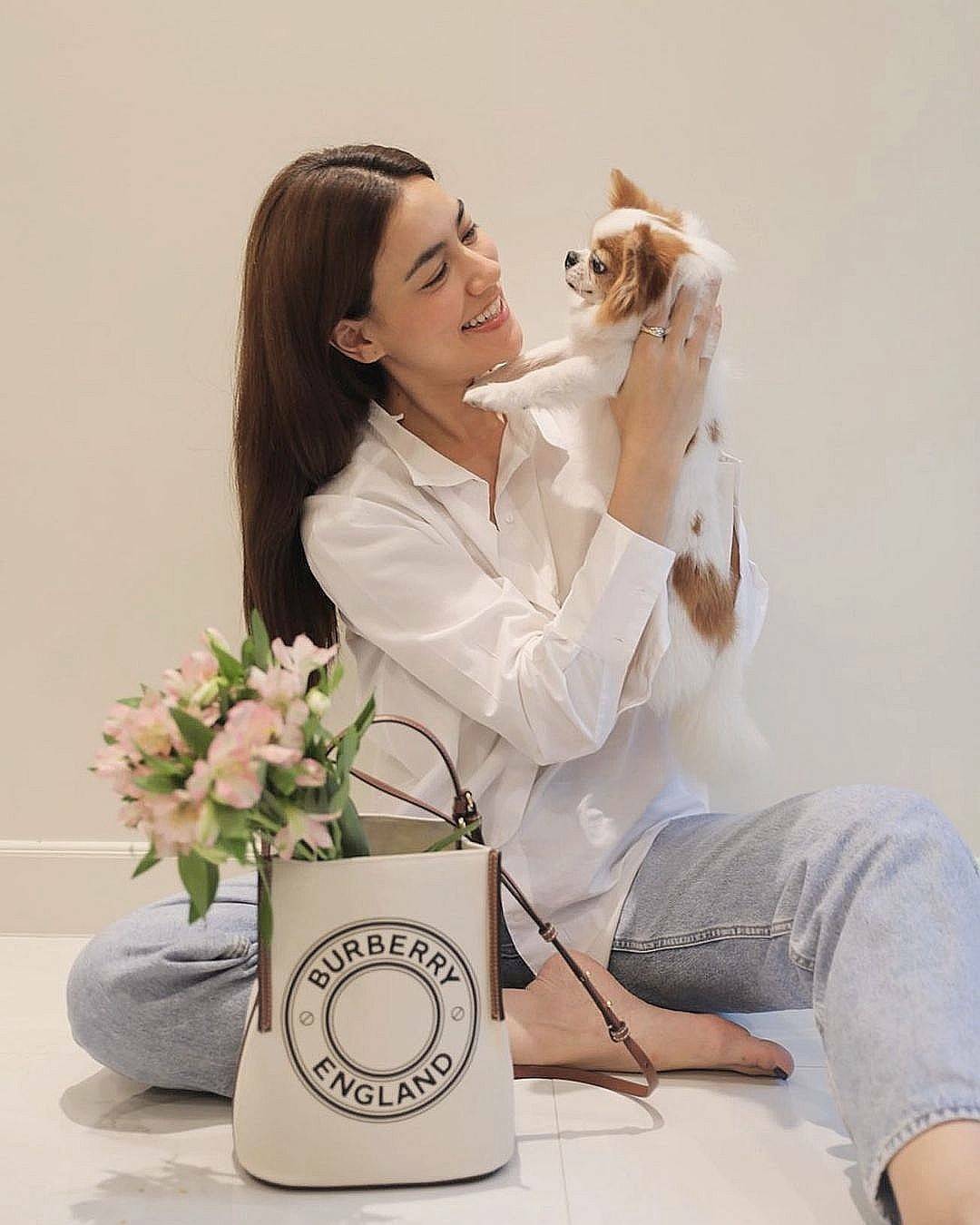 BURBERRY FRAGRANCES CROSSBODY BUCKET BAG วัสดุ Canvas & Leather สวยหรูอยู่ทรงมาพร้อมกระเป๋าคลัชใบเล็กสีน้ำตาลเข้าชุด