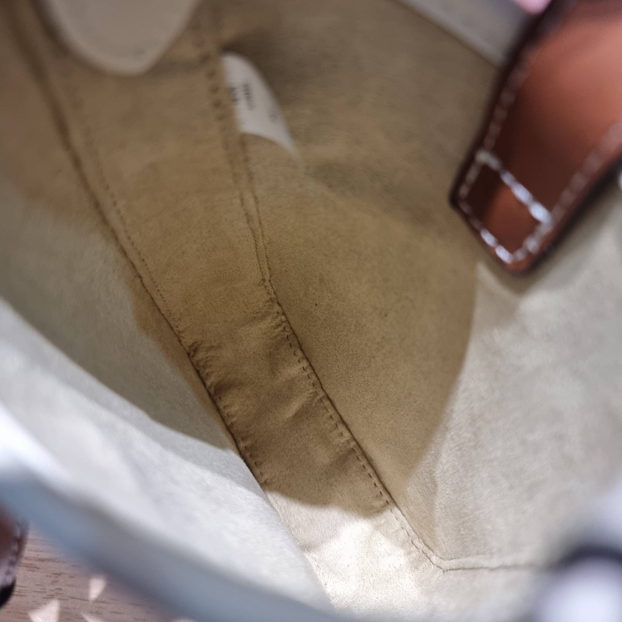 TORY BURCH T MONOGRAM DENIM PHONE CROSSBODY คอลเลคชั่นใหม่รับซัมเมอร์นี้ กับกระเป๋าสะพายข้างถนอมโทรศัพท์ ดีไซน์โทนสีฟ้า สวยคม วัสดุผ้าเดนิมตัดสลับหนัง