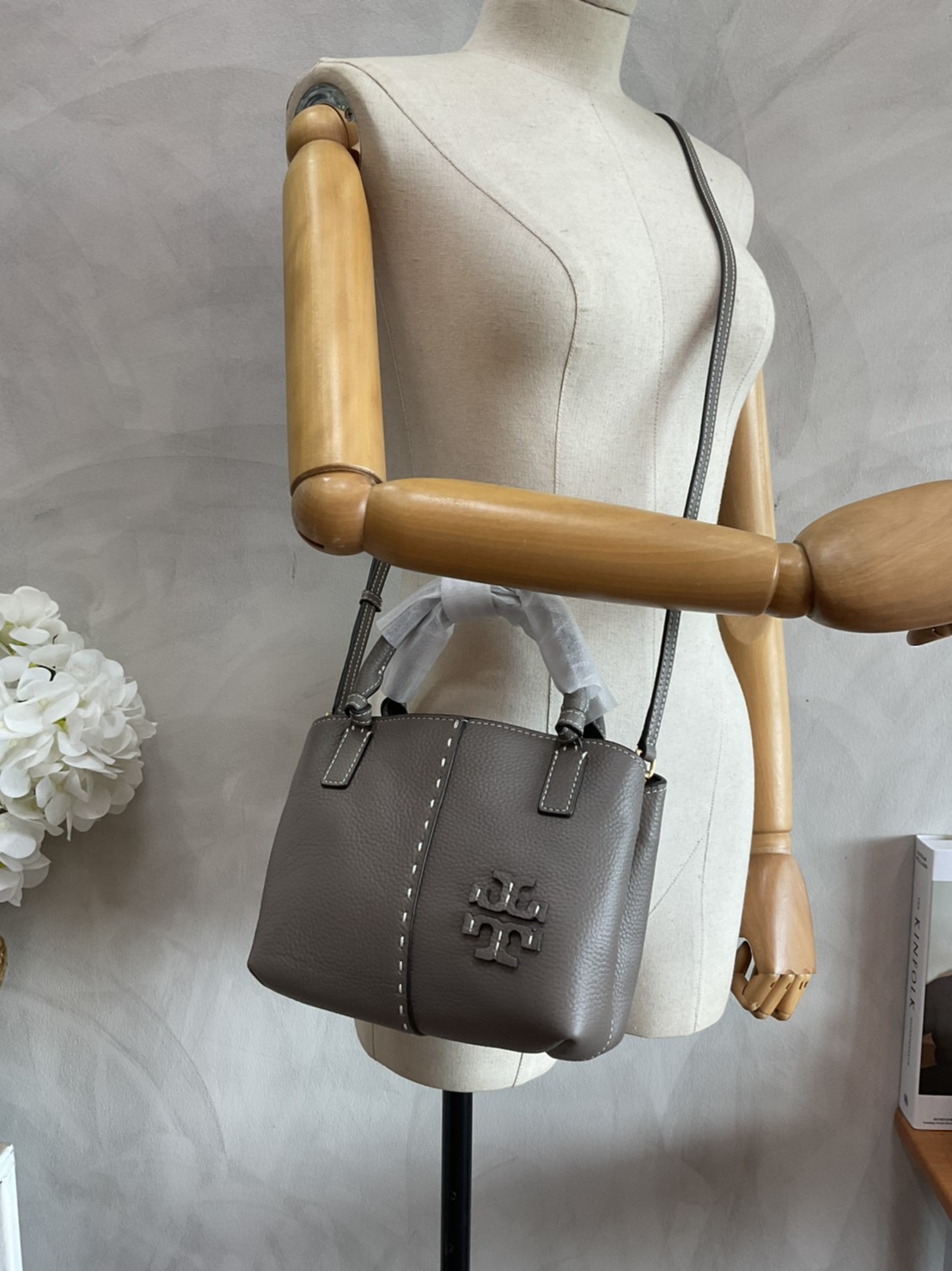 Tory Burch McGraw Mini Satchel กระเป๋าถือ/สะพาย Crossbody วัสดุหนังลูกวัวแท้ 100% ด้านหน้าประดับโลโก้หนัง ตัดเป็นรูปตัว T สัญลักษณ์แบรนด์ ตัวกระเป๋าเดินด้ายเล่นลายเพิ่มลูกเล่น เพื่อความเก๋!!