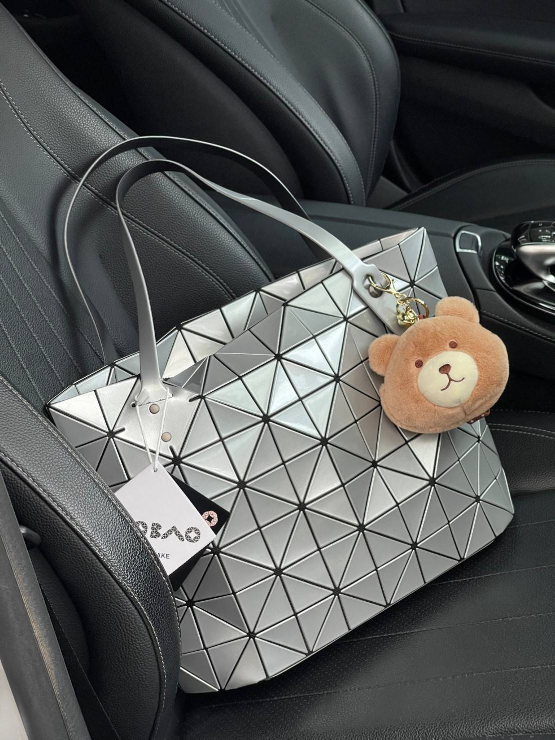 Bao Bao Issey Miyake ROCK MATTE ซีรีส์นี้จะเป็นทรงสี่เหลี่ยมผืนผ้า มีซิปปิดด้านบน ถือเป็นรุ่นที่เหมาะกับการใช้งานในชีวิตประจำวัน สามารถพับมุมและบริเวณด้านล่างของกระเป๋าเพื่อเพิ่มความสะดวกสบายในการใช้งาน ทั้งยังช่วยให้วางกระเป๋าในแนวตั้งได้อีกด้วย แผ่นต่อส