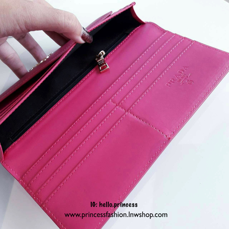 Best Seller~~ กระเป๋าสตางค์ยาว **ทรงหรู จากงานพรีเมี่ยมกิ้ฟ จากเคาเตอร์ต่างประเทศ จากแบรนด์ PRADA ลายหนัง saffiano ของแท้ 100% มีช่องใส่บัตร ถึง 12 ช่อง และช่องซิปใส่ของจุกจิกได้ น้ำหนักเบา จับถนัดมือ ขนาดกำลังดีคะ ถือแล้วดูดี อะไหล่ทองสุดหรู **ใช้แล้วสวย