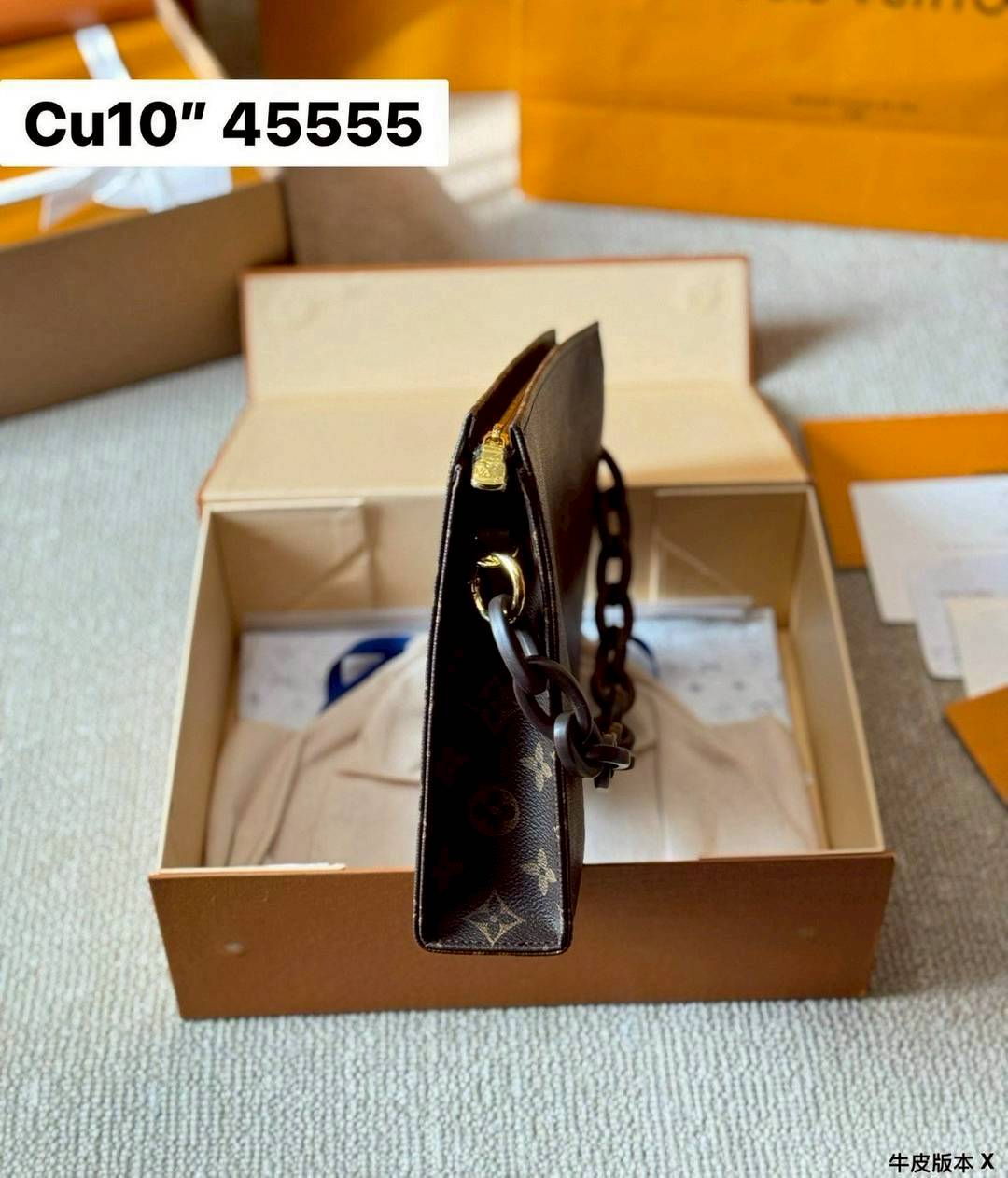 LV Poche Toilette Monogram Canvas / LV Clutch กระเป๋าถือทรงคลัช/ทรงพอช พร้อมสายสะพายถอดได้ ใช้ได้ทั้งชายหญิง โดดเด่นด้วยสายโซ่ใหญ่ตกแต่ง ด้วยรูปทรงกะทัดรัดใช้งานได้อย่างสะดวก