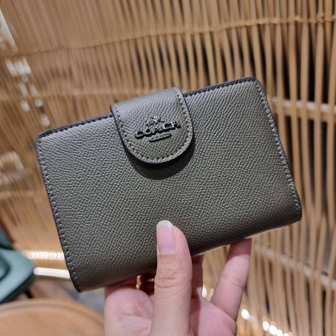 COACH 6390 MEDIUM CORNER ZIP WALLET เดอะเบสท์รุ่นที่สาวๆตามหา!! ดีไซน์ใหม่ สวยสะกด!! กระเป๋าสตางค์ใบกลาง สีคลาสสิค เรียบแต่แฝงความหรู บอกเลยว่ามันละมุนมาก!! ด้วยวัสดุหนัง crossgrain ที่ดูแลรักษาง่าย และยังดูผู้ดี ถือใช้แล้วขับผิวทุกสี ภายในมีช่องใส่บัตรแล