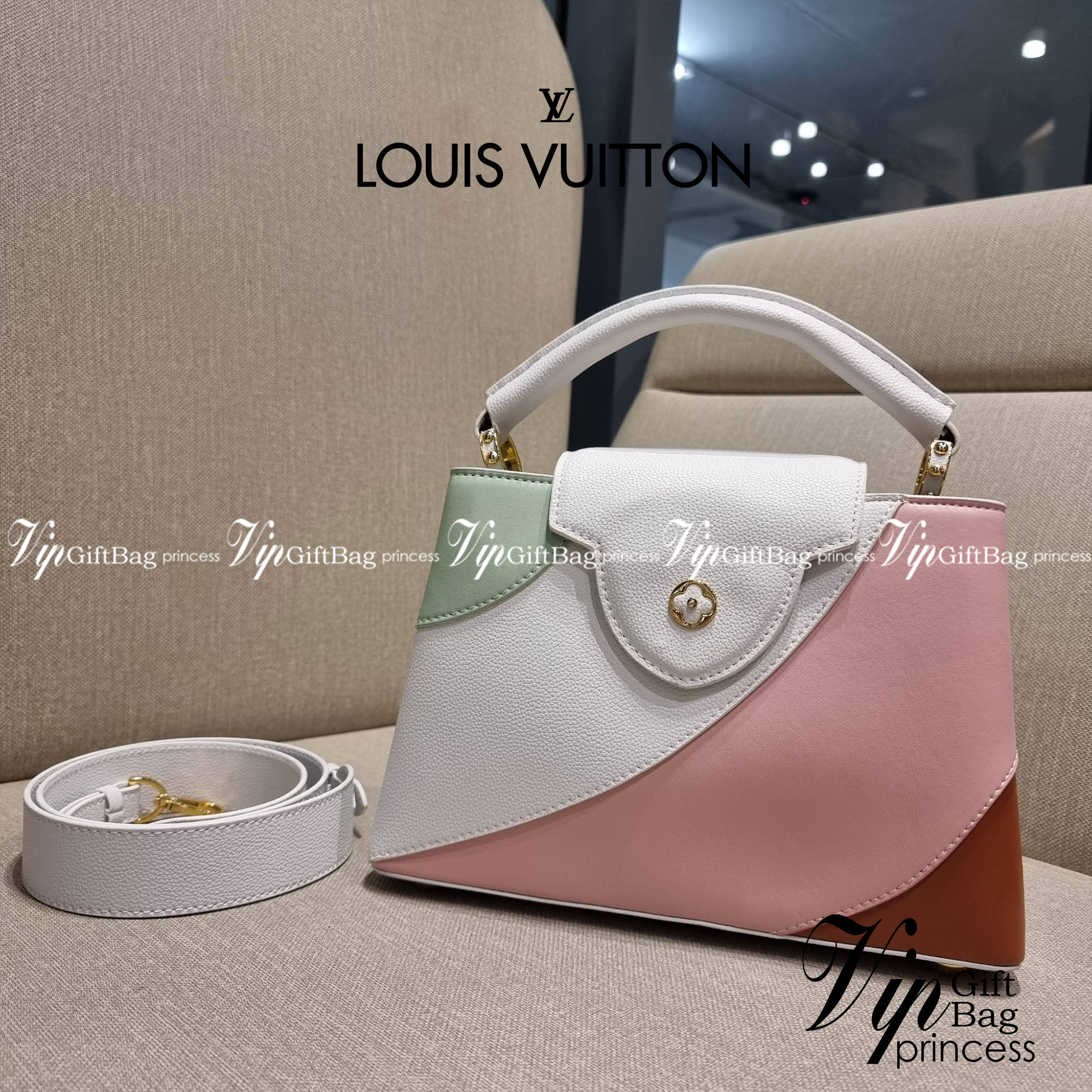 LV capucines top handle ที่สุดของความสวยในราคาเบาๆ กระเป๋าถือสุดหรู ดีไซน์ทรงคลาสสิค พร้อมลวดลายหรูหรา มาพร้อมหูจับในตัว ด้วยรูปทรงวินเทจและวัสดุหนังแท้ ขับผิว ทำให้ไอเท็มนี้สะกดทุกสายตาจริงๆ และยังมีลูกเล่นที่ฝาปิดกระเป๋า ที่สามารถปิด หรือสอดด้านใน ก็เห็