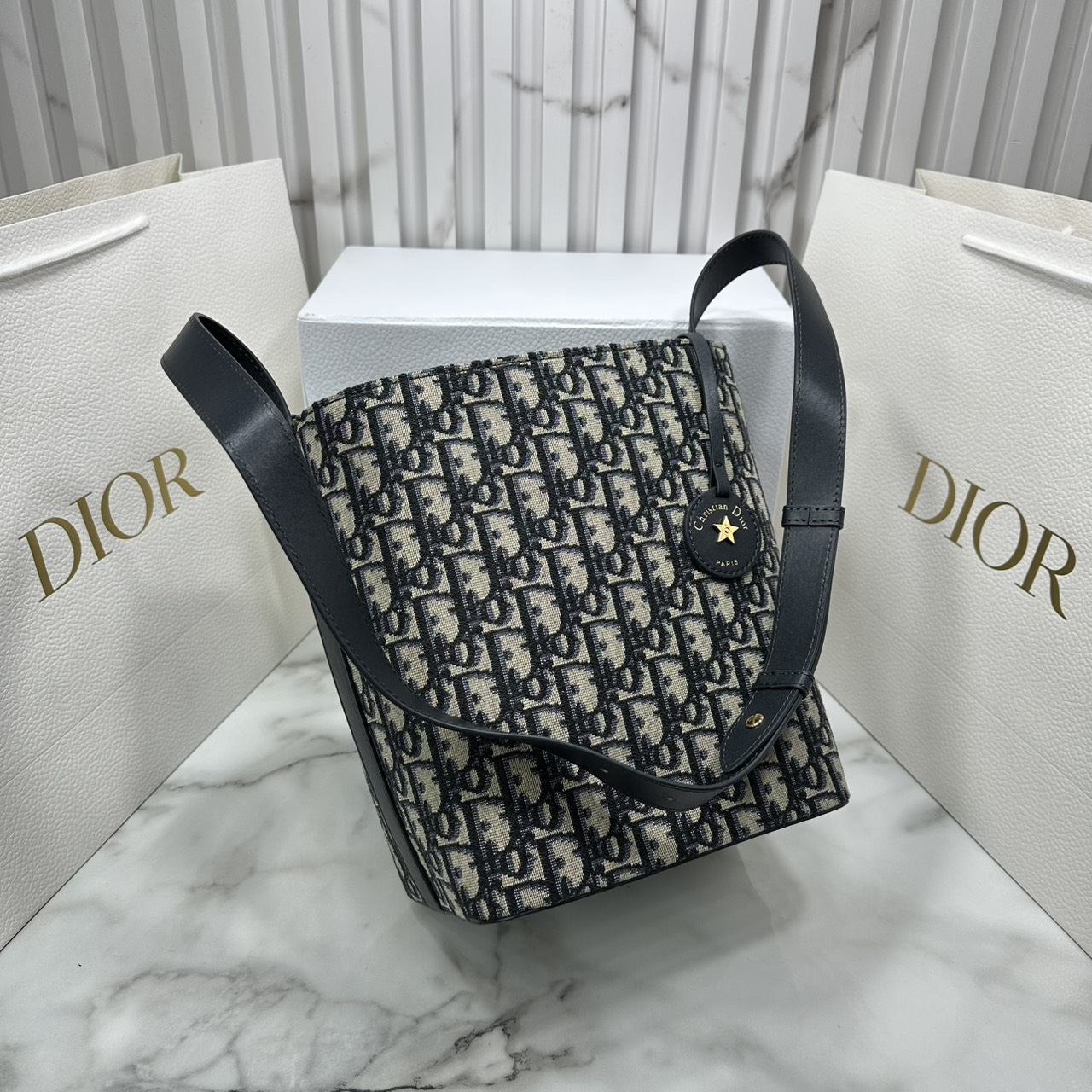 ORI หนังแท้ | DIOR Small Diorstar bucket bag Oblique jacquard fabric กระเป๋าสะพายทรงบัคเก็ต รุ่นใหม่ Cruise 2026 โดดเด่นด้วยดีไซน์ที่ง่ายต่อการใช้งานและมีประโยชน์ใช้สอยหลากหลาย