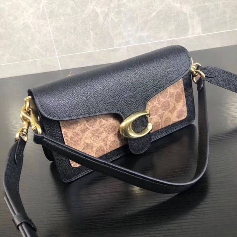 COACH TABBY SHOULDER BAG 26 พร้อมส่งที่ไทยอีกครั้งค่ะ!! กระเป๋าหิ้ว//คล้องไหล่//สะพายข้างได้ สุดคุ้ม! หนังแท้เรียบคลาสสิคเพิ่มความหรูเข้ามาค่ะ ด้านหน้ามีอะไหล่แบรนด์ตัวใหญ่โดดเด่น เปิดปิดกระเป๋าแบบกระดุมแม่เหล็ก ภายในมีช่องหลักใส่ของ2ช่อง;สามารถใส่กระเป๋า