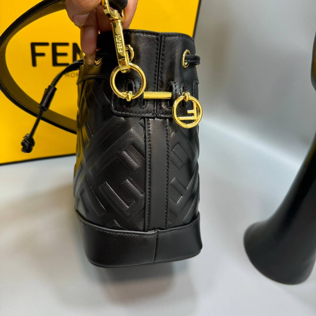 พร้อมส่ง 3 สี FENDI Mon Tresor Black leather mini-bag / FENDI Bucket Bag กระเป๋าสะพายทรงบัคเก็ตงานหนังเต็มใบ ไซส์มินิ เกรดออริ สลับแท้ 1:1