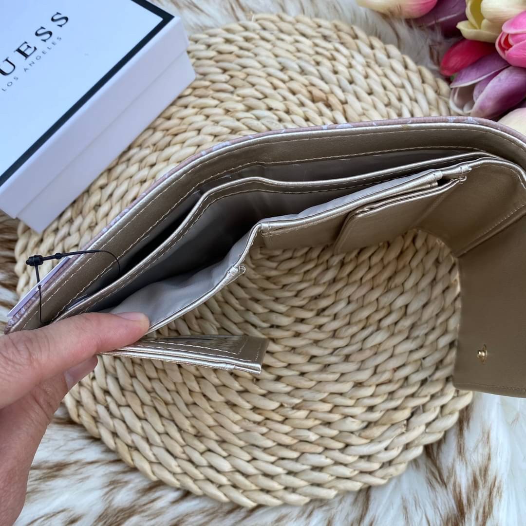 Guess wallet กระเป๋าสตางค์ใบสั้นซิปรอบทั้งใบ หนังลายแบรนด์ทั้งใบด้านหน้าติดโลหะโลโก้แบรนด์ หนังดีงามมาก