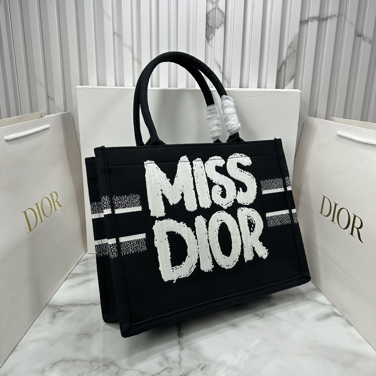 ORI หนังแท้ | Dior BookTote Black Miss Dior Embroidery Tote Bag กระเป๋าทรงโท้ทคอลใหม่ โทนดำคลาสสิก สวยงามและหรูหรา