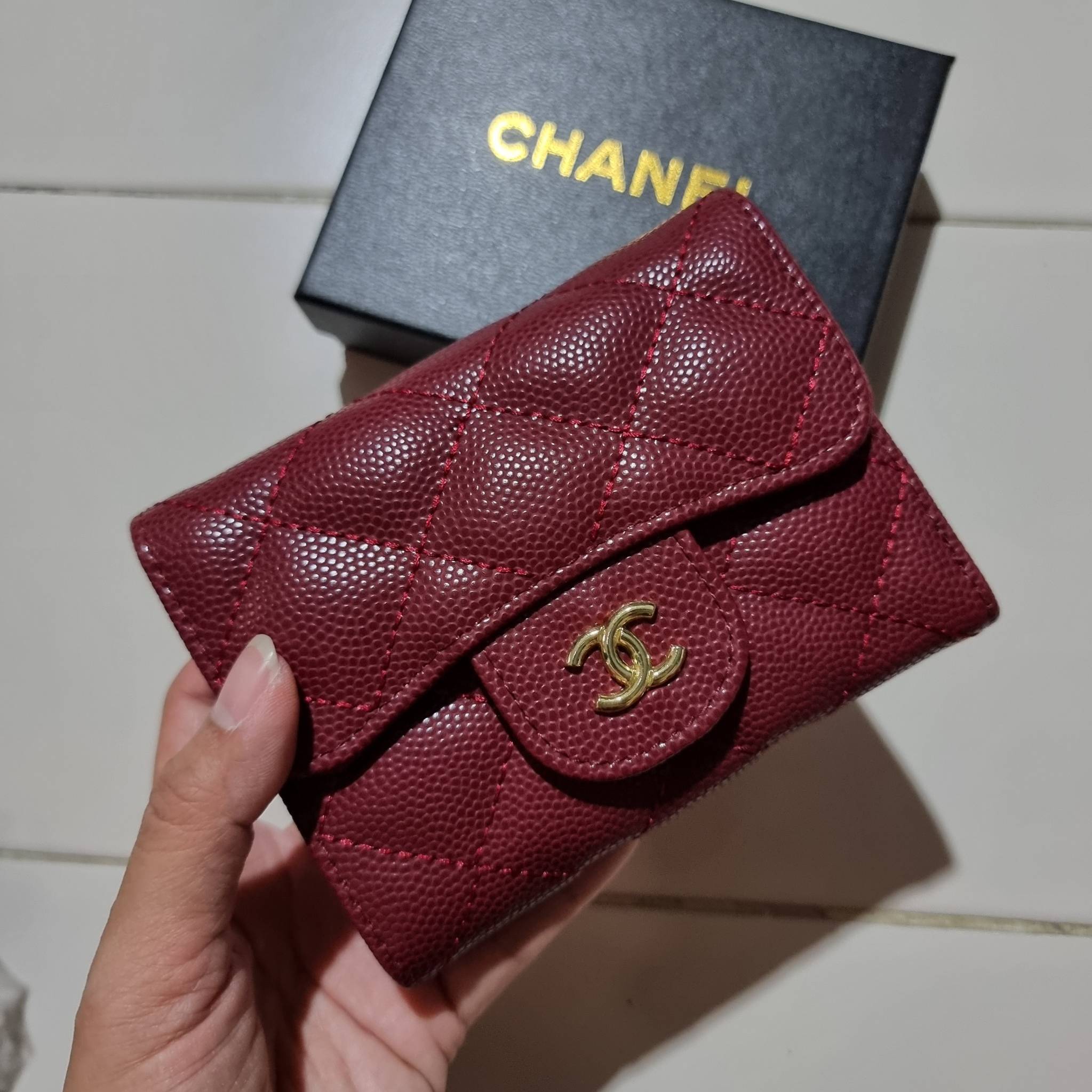 VIP 】มาแล้วจ้า!! รุ่นแนะนำ!! ฮิตติดใจสาวๆ!! กระเป๋าสตางค์ใบสั้นรุ่นฝาพับ จาก Chanel premium for gift เรียบหรู ดูไฮน์ วัสดุหนังสังเคราะห์ลายคาร์เวีย ด้านในเป็นหนังซาฟเฟียโน่ เปิด-ปิดด้วยกระดุมแม่เหล็ก ภายในกระเป๋ามีช่องใส่บัตร ใส่ธนบัตรได้ ดีไซน์เรียบหรูตา