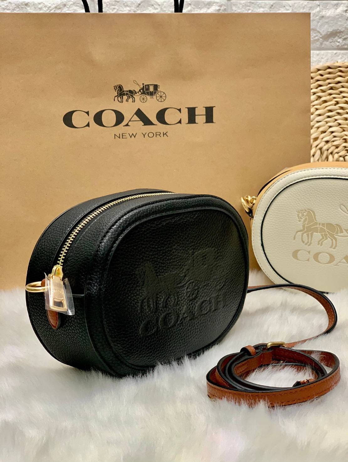 COACH Camera Bag In Colorblock ((C4056//C4156)) พร้อมส่งค่ะ! กระเป๋าทรงกลม ใบน่ารัก ขนาดพอดีลำตัว บวกกับเป็นหนังแท้นิ่มอย่างดี น่าใช้มากๆเลยทีเดียว ด้านหน้ามีโลโก้แบรนด์รถม้า เปิดปิดกระเป๋าแบบซิป ภายในใส่มือถือได้ทุกรุ่น;กระเป๋าเงินใบกลางได้;ของสำคัญจุกจิ