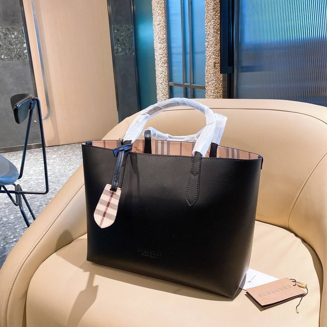 BURBERRY Leather Haymarket Check Medium Reversible Tote Bag กระเป๋าสะพายไหล่ทรงช้อปปิ้ง ทรงคลาสสิค ฮิตตลอดกาล ทรงสวยขนาดกำลังดี ตัวกระเป๋า วัสดุหนัง Pu ด้านหน้าติดโลโก้แบรนด์ ด้านในเป็นลายแรนด์ **สามารถใช้ได้ทั้ง2ฝั่ง ประดับด้วยป้ายแท็คหนัง ภายในช่องหลัก 