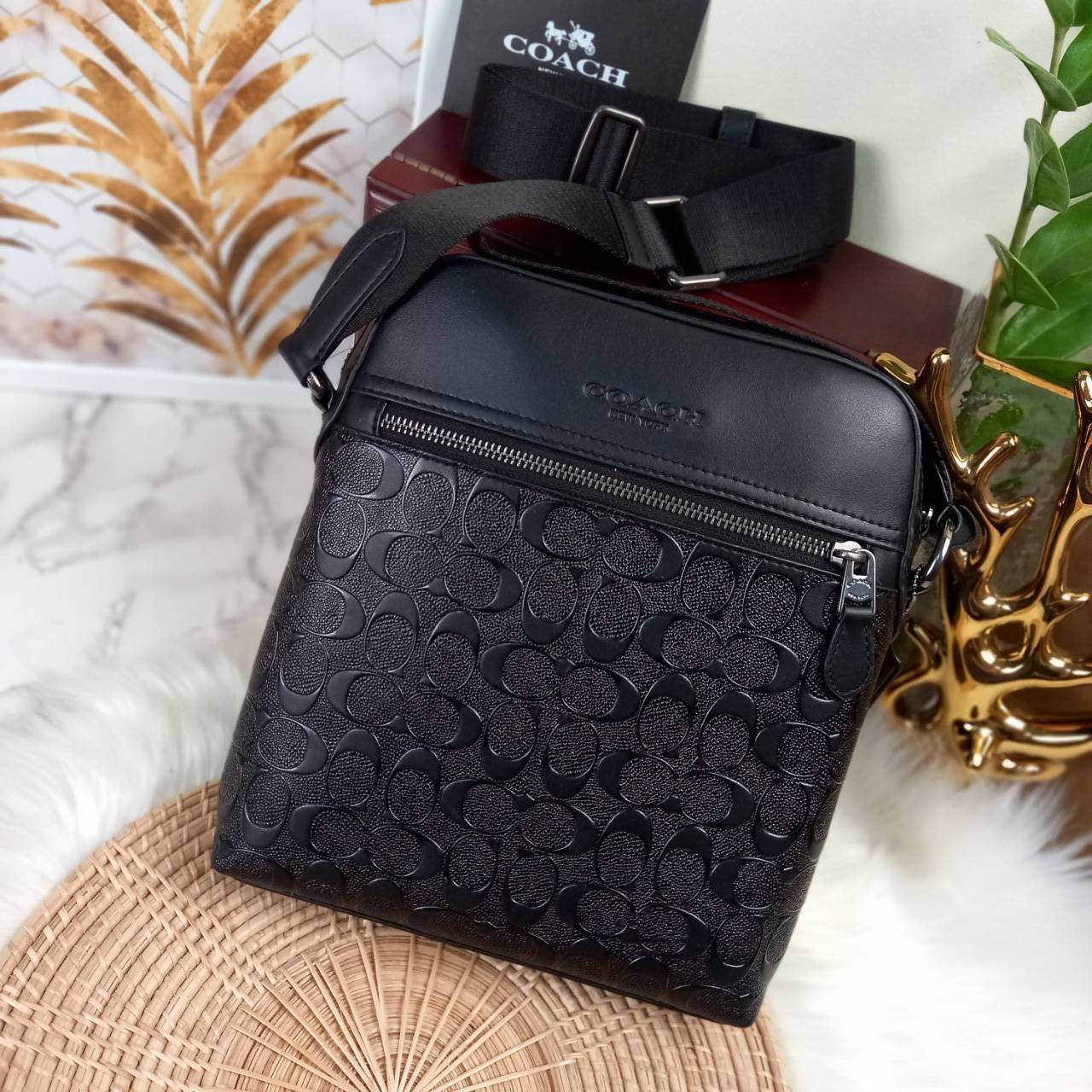 COACH HOUSTON FLIGHT BAG IN SIGNATURE LEATHER (COACH F73338) กระเป๋าสะพาย ลวดลาย C นูน SIGNATURE ที่ดูโดดเด่นมาก// วัสดุหนังแท้ทั้งใบ อยู่ทรงสวย// ด้านในโล่งกว้าง จุของได้เยอะ ด้านหน้ามีอีกช่องซิบไว้เก็บของสำคัญได้อย่างเป็นสัดส่วน ลงตัว เปิด-ปิด ด้วยซิบ/ 