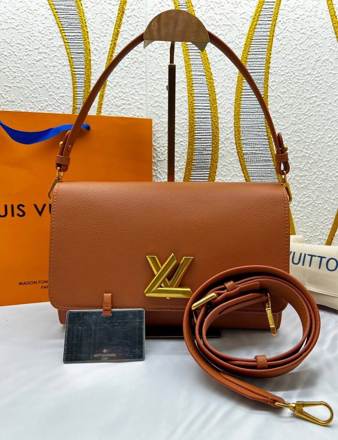 LV Twist Bag 27cm กระเป๋าสะพายดีไซส์เรียบหรูดูแพง ต้องยกให้รุ่นนี้ โลโก้อะไหล่สีทองหรูหราโดดเด่น ที่สุดของความสวยคลาสสิคย้อนยุค ภายในเป็นช่องโล่ง ควรมีติดตู้ไว้ซักใบค่ะ