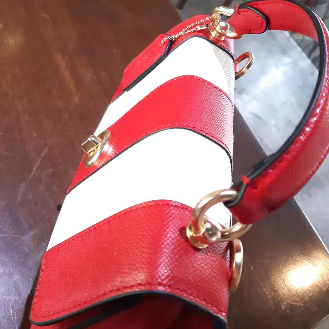 COACH TILLY SATCHEL 23 IN SIGNATURE CANVAS ((C1802//C1439/C1435)) กระเป๋า crossbody สวยหรู ขนาดใหม่ พร้อมสีมาใหม่!! ดีไซน์ย้อนยุค วัสดุหนังแคนวาสเคลือบลายสลับหนังแท้ มาพร้อมหูจับในตัว และสาย crossbody ปรับได้ตามตัว เปิด-ปิดด้วยตัวบิดล็อค ภายในโล่ง บุกำมะห