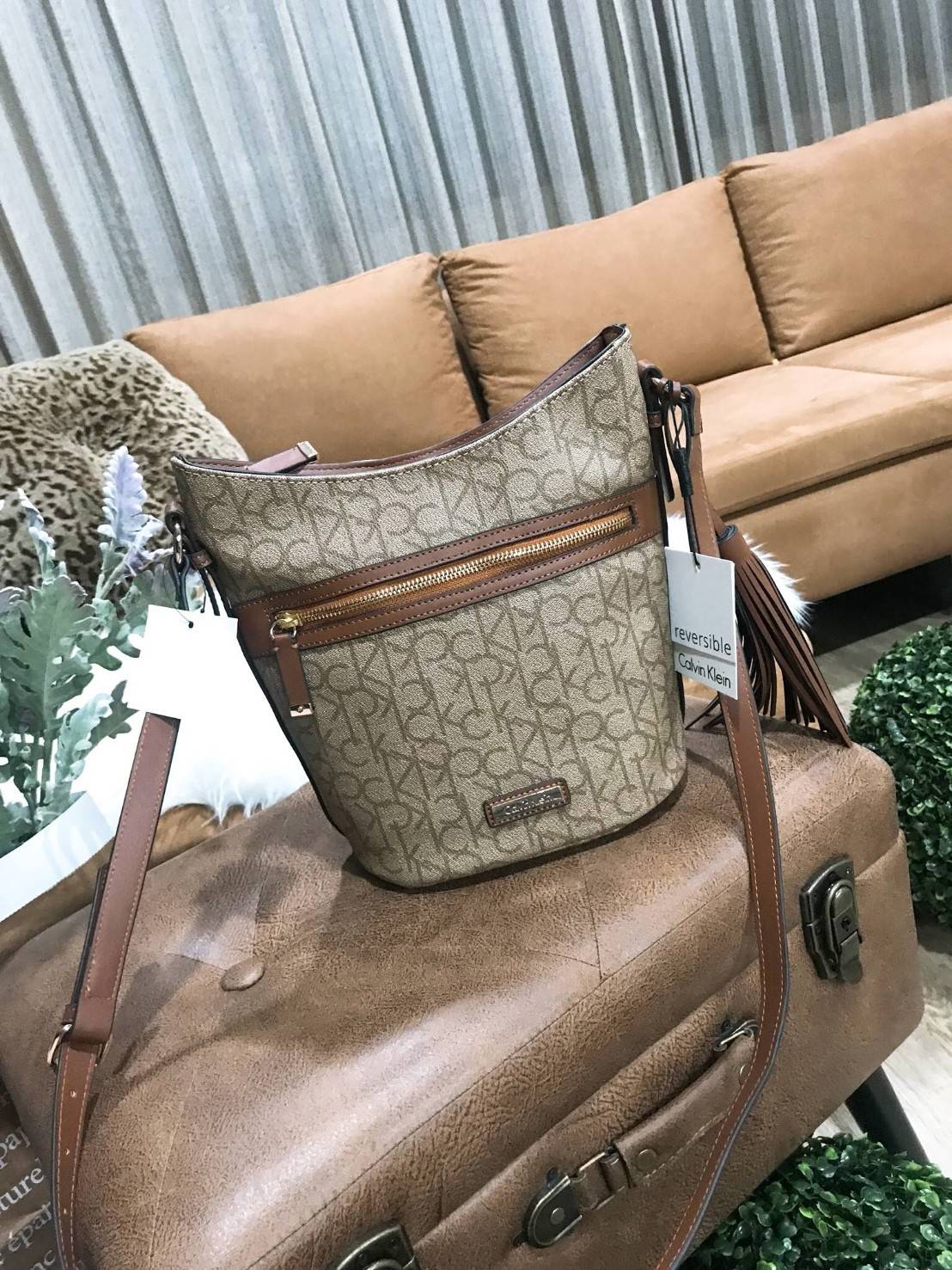 Calvin Klein CrossBody Bag Y2019 Newvin! กระเป๋าสะพายหนังสวยอยู่ทรง ลาย Signature แบรนด์รอบใบ ทรงถัง เปิดปิดด้วยซิป ด้านหน้าประดับโลโก้แบรนด์ อะไหล่ทอง ขนาดกำลังดี น้ำหนักเบา ภายในกว้าง ซับในพิมพ์แบรนด์ ใส่ wallet ยาวได้ พร้อมสายยาว ปรับได้ Crossbodyได้ค่