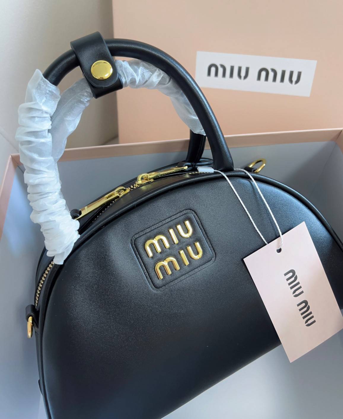 MIU MIU HALF-MOON TOP HANDLE BAG / Patent leather bowling bag / Miu Miu Leather top-handle bag กระเป๋าทรงพระจันทร์เสี้ยว หนังนิ่ม ลื่นเงา ตัดกับอะไหล่ทองได้ลงตัว