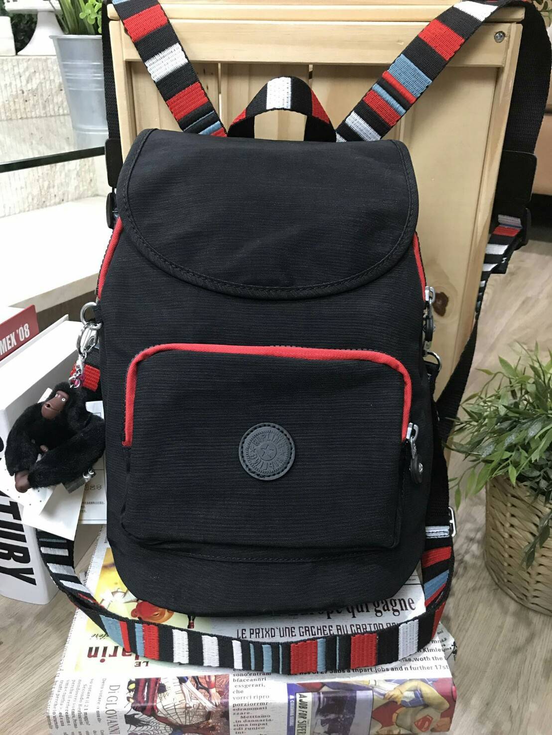 KIPLING ART 2WAY BACKPACK NEW ARRIVAL! กระเป๋าสะพายเป้สไตล์ลำลองรุ่นใหม่ วัสดุ Nylon+Polyester 100% โดดเด่นที่สามารถสะพายได้หลายแบบ ทั้งแบบเป้ หรือใช้สายยาวสะพายไหล่ หรือจะ Crossbody ก็ได้ค่ะ หูหิ้วเเละสายสะพายลวดลายสวย มีช่อง ซิปใส่ของด้านหน้า มีช่องใส่ข