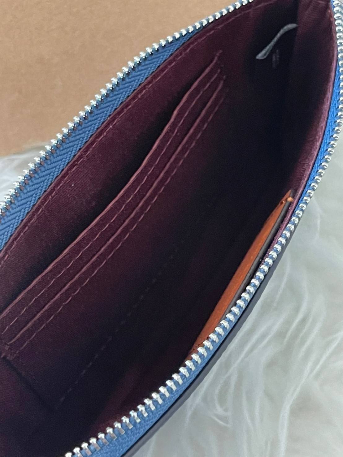 Coach & Disney Corner Zip Wristlet เปิดตัวคอลเลคชั่นเมื่อความดาร์กและโรแมนติกโคจรมาพบกัน เมื่อแบรนด์เครื่องหนังสัญชาติอเมริกัน Coach ร่วมมือกับ Disney สร้างสรรค์คอลเล็กชั่นพิเศษที่ได้รับแรงบันดาลใจมาจากเทพนิยายอเมริกันโกธิกของนิวยอร์ค ถ่ายทอดผ่านเหล่าตัวล