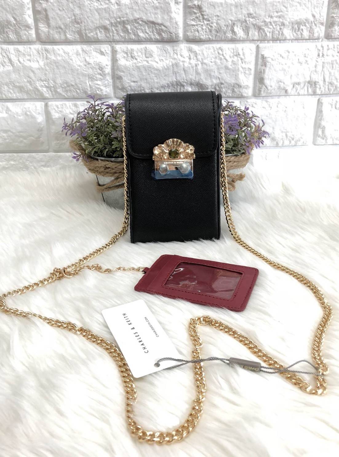 New arrival CHARLES & KEITH EMBELLISHED BUCKLE CLUTCH BAG 2018 พร้อมส่งรุ่นใหม่ล่าสุด กระเป๋าสำหรับใส่มือถือ หรือสัมภาระจุกจิก วัสดุลายหนังคาเวียร์ ด้านหน้าแต่งดีเทลหรูด้วยเม็ดพลอยอะไหล่ทองค่ะ เปิดปิดกระเป๋าแบบกดล้อค (กดปุ่มเข้าหากัน) ด้านในโล่ง สามารถใส่