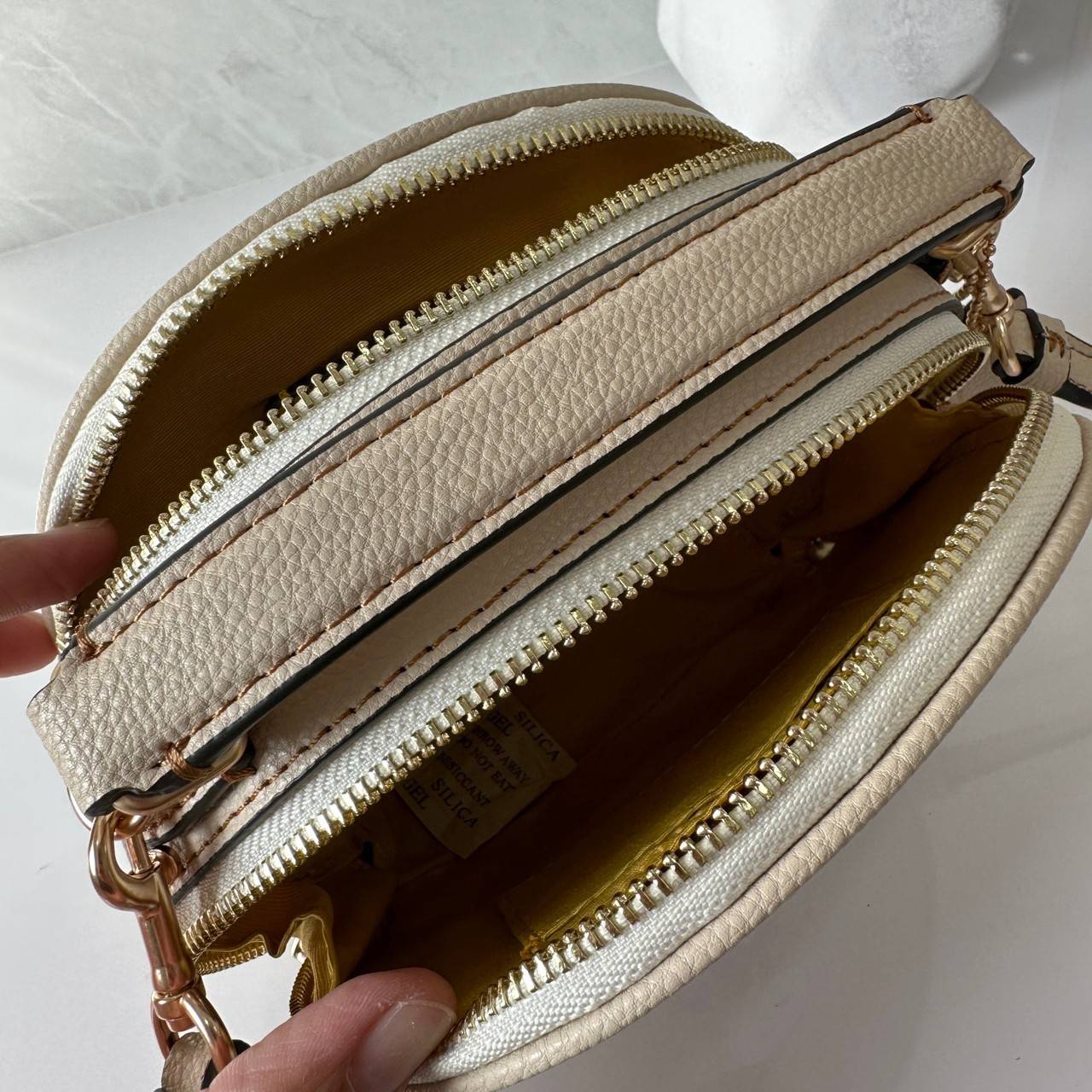 COACH X PEANUTS CANTEEN CROSSBODY WITH SNOOPY PRESENT MOTIF (CE845,CF290) กระเป๋าสะพายข้างทรงกลมไซส์มินิ มีหูจับ วัสหนังแท้ ด้านหน้าโดดเด่นด้วยรูปการ์ตูนSnoopy