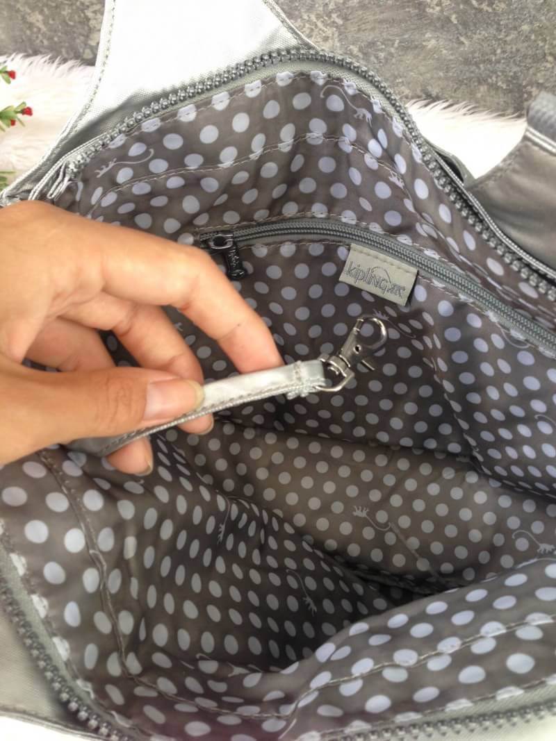 Kipling รุ่น Cicele กระเป๋าสะพายไหล่ใบใหญ่ สวยน่ารัก ตัวกระเป๋าด้านในเป็นช่องโล่งแบบปิดเปิดด้วยซิป มีช่องซิปด้านใน ด้านข้างกระเป๋า มี 2 ช่อง ปิดเปิด ด้วยเทป พร้อมที่ใส่โทรศัพท์ ปากกา และ MP 3 ในส่วนด้านใน และ ด้านข้างกระเป๋า ซ้าย-ขวา เป็นช่องขนาดเล็กสำหรั