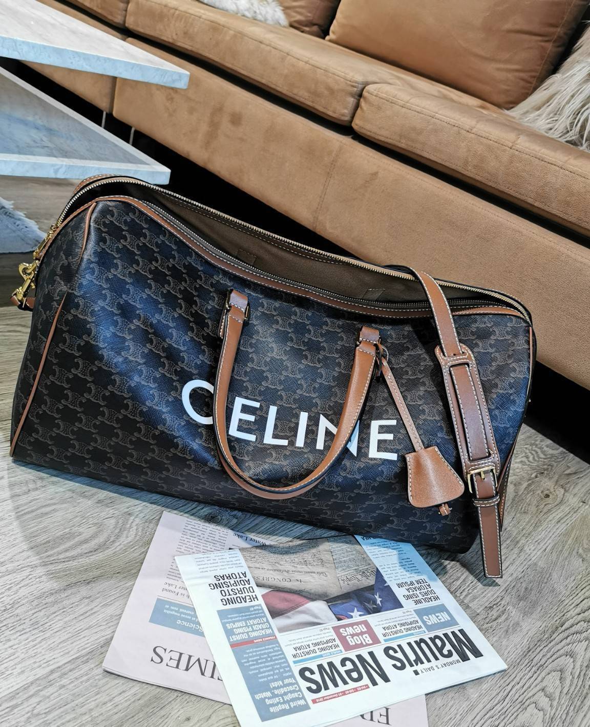 CELINE TRIOMPHE CANVAS BOSTON TRAVEL BAG VIP GIFT WITH PURCHASE (GWP) Limited Edition จาก CELINE PERFUME DUTYFREE วัสดุ TRIOMPHE CANVAS ใบใหญ่จุสัมภาระได้เยอะสุดๆหนังขึ้นลาย Signature สวยหรูสุดคลาสสิค ดีไซน์ไม่มีเอ้าท์ เปิดปิดด้วยซิปแบรนด์พร้อม Tag ห้อยแม
