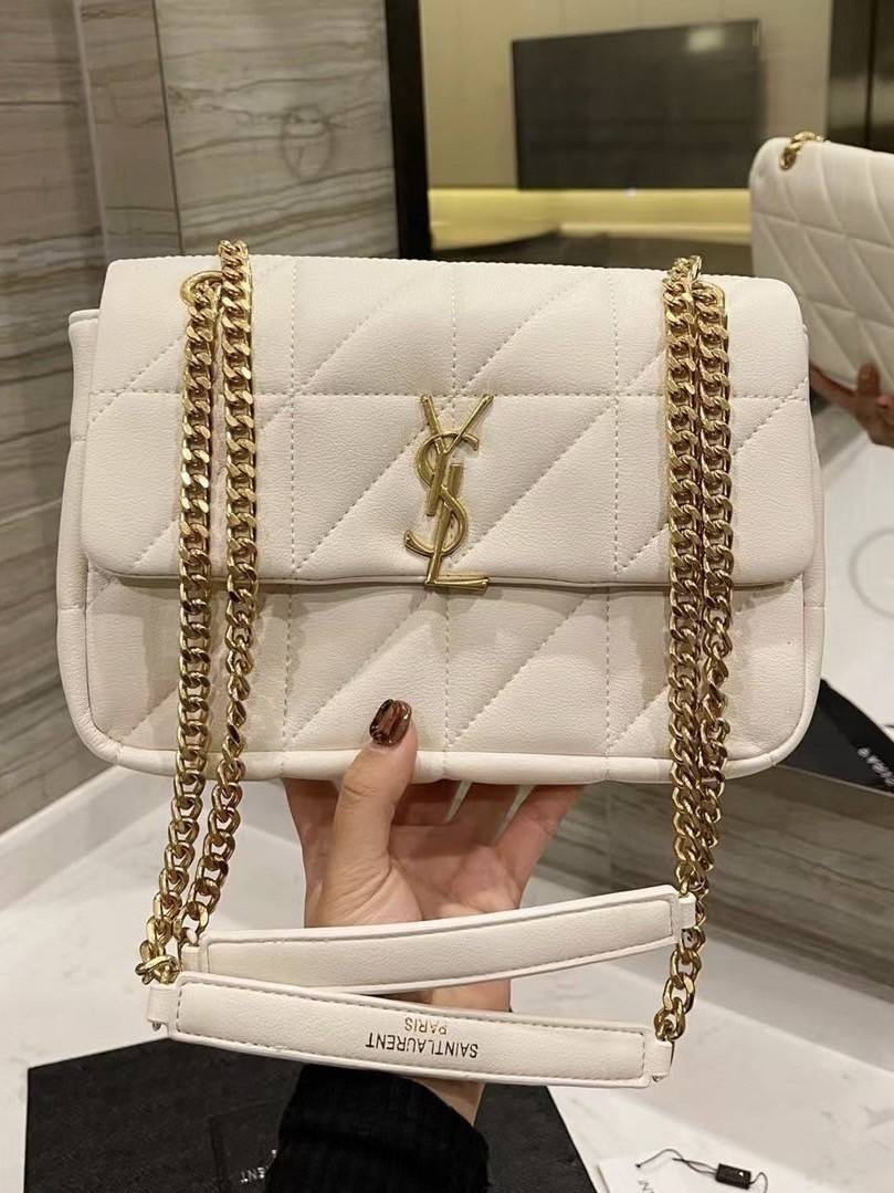 VIP 】SAINT LAURENT JAMIE BAG VIP GIFT WITH PURCHASE (GWP) พรีเมี่ยมกิ้ฟ Limited Edition จาก YSL DUTY FREE COUNTER วัสดุหนังแกะสังเคราะห์ อะไหล่สีทอง ดีไซน์ลายตารางหมากฮอต ประดับโลโก้แบรนด์ที่ด้านหน้า รูปทรงสวย มีหูจับถนัดมือสายสะพายโซ่เลื่อนปรับระดับได้..