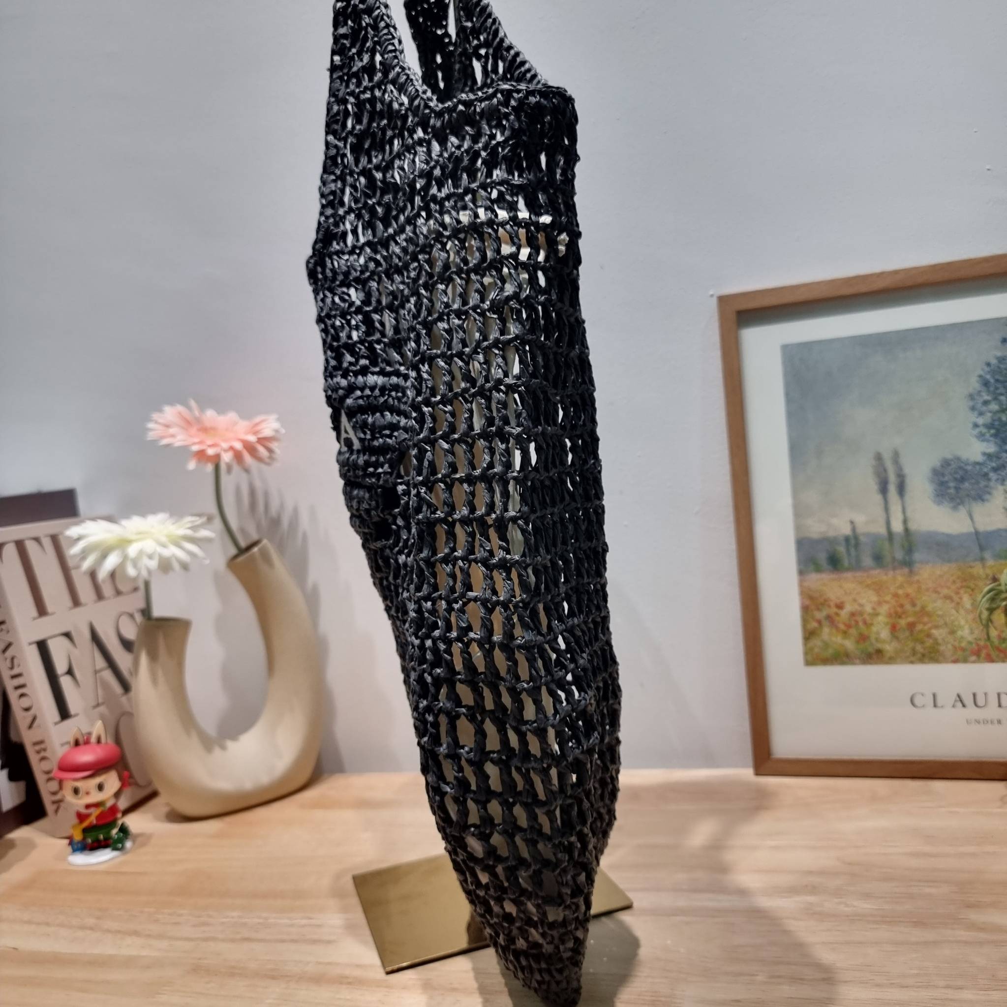 PRADA RAFFIA TOTE BAG สวยไม่ซ้ำใคร สไตล์บีช เหมาะมากกับการสะพายไปเที่ยวทะเล หรือจะใช้ในวันสบายๆก็ตอบโจทย์ กับกระเป๋าสะพายสานใบใหญ่ ตัวกระเป๋าเป็นวัสดุสังเคราห์จากธรรมชาติ