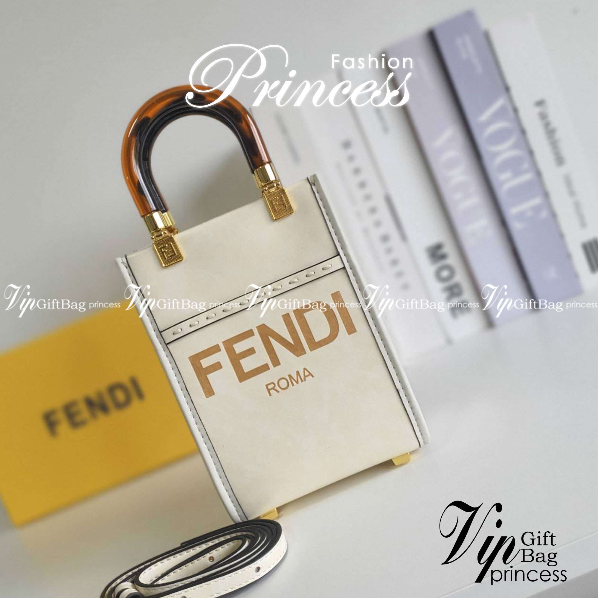 สวยหรูมาก กับ FENDI MINI SUNSHINE SHOPPER วัสดุหนังแท้ทั้งใบ ปั้มชื่อแบรนด์ด้านหน้า ที่จับเซรามิคสีสวยมีสลักแบรนด์ *ทรงมินิน่ารัก ด้านในเป็นช่องโล่งกว้าง สามารถใส่ กระเป๋าสตางค์สั้น มือถือได้ทุกรุ่น มาพร้อมสายสะพาย ถอดปรับได้ อะไหล่ปั้มแบรนด์สีทอง ปั้มโลโ