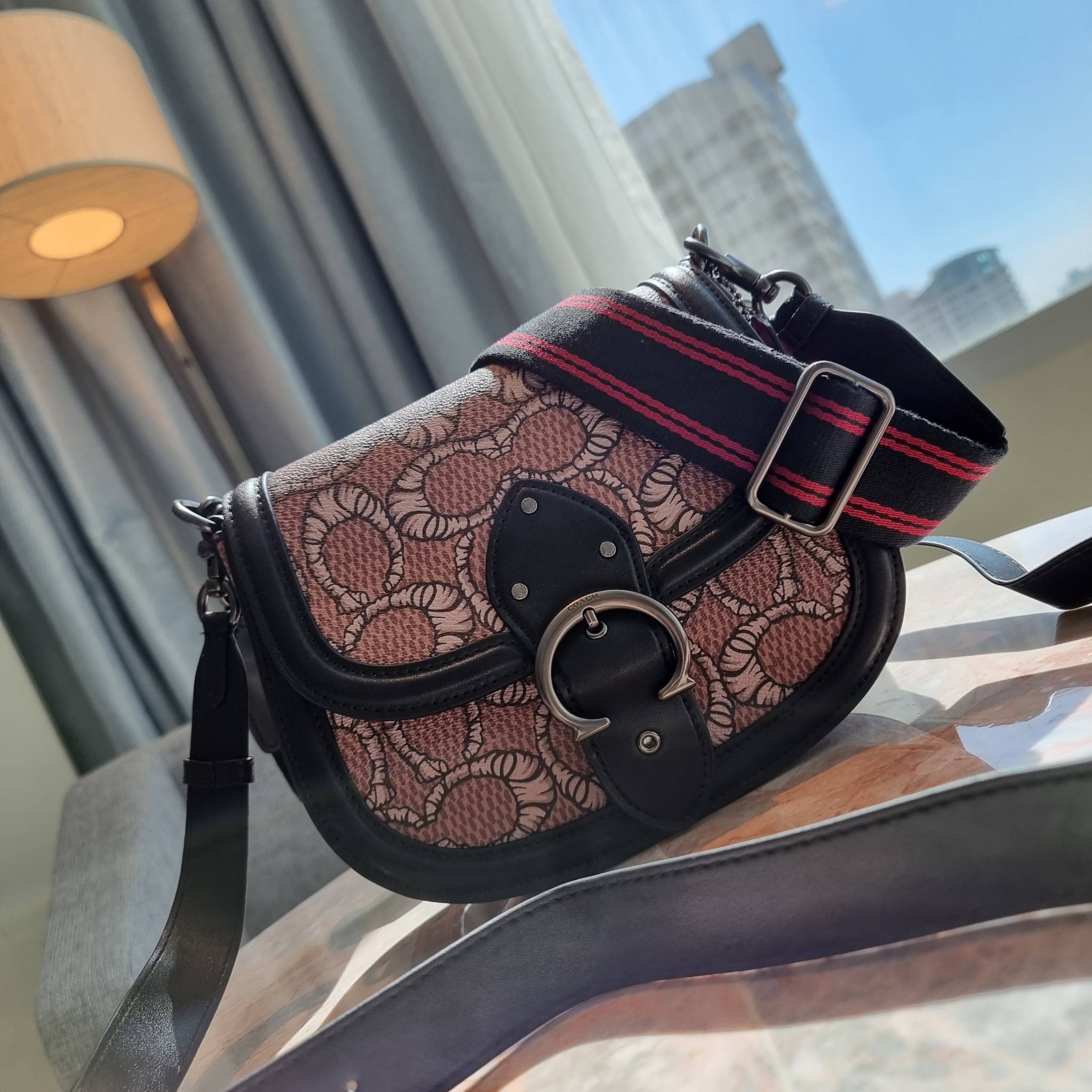 OUTLET 】COACH C6972 COACH x MICHAEL B. JORDAN WITH BEAT SADDLE BAG คอลเลคชั่นใหม่ ดีไซน์สุดชิค มาให้สวยในไทยก่อนใคร กับกระเป๋าทรง saddle ที่พิเศษมากๆมาพร้อมสายสะพาย 2 เส้น ใช้คู่กันหรือแยกสะพายก็สวยครบสูตร กระเป๋าสะพายทรง saddle คลาสสิค วัสดุหนังแคนวาสสลั