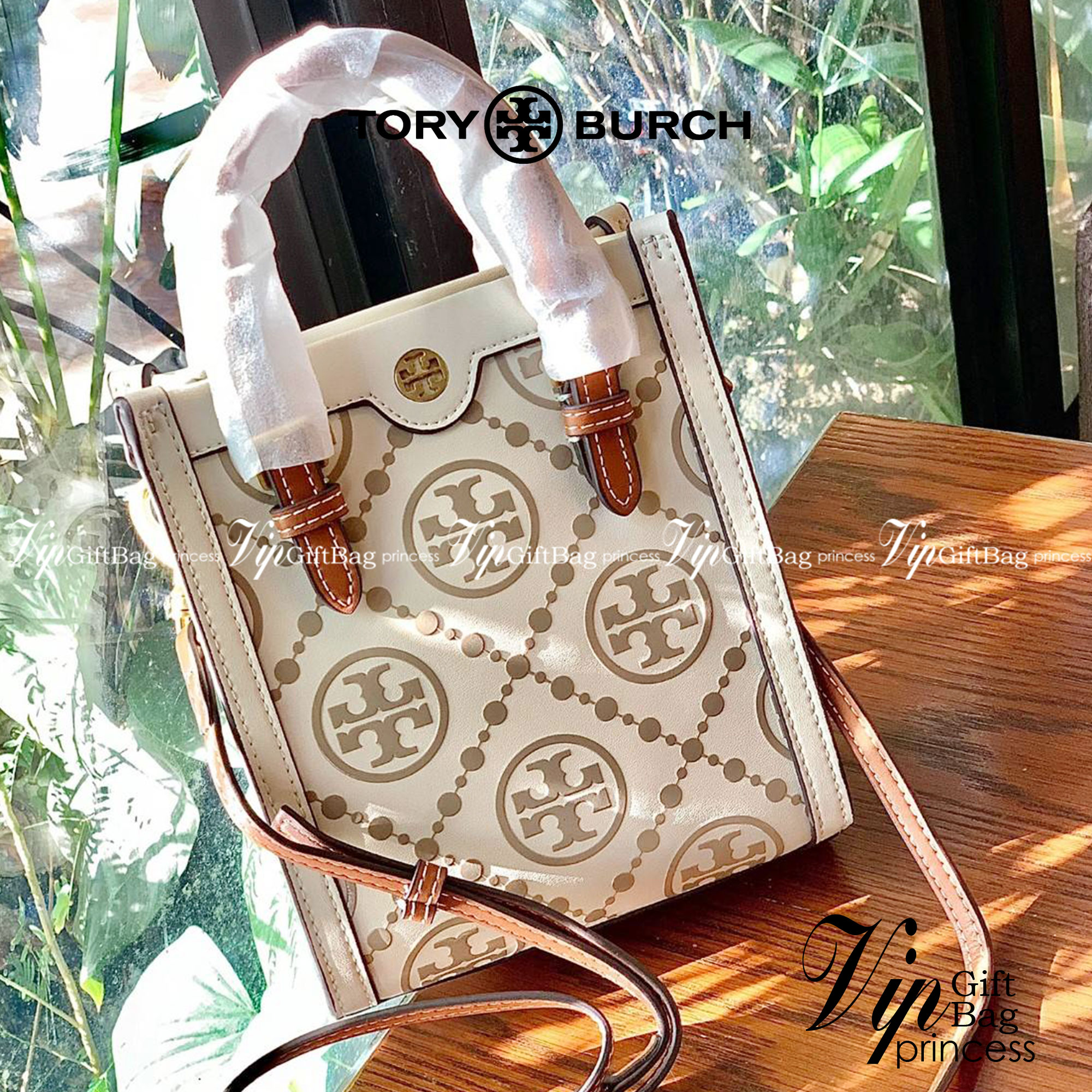 สีใหม่ล่าสุด ผู้ดีมาเลยยจ้าา จำนวนจำกัด! TORY BURCH T MONOGRAM CONTRAST EMBOSSED MINI TOTE 🥂พร้อมส่ง มาอัพลุคให้ดูดีไปพร้อมๆกัน กับกระเป๋าทรงTote ที่ไม่ว่าวันไหนๆ ใบนี้เอาอยู่เลยค่ะ
