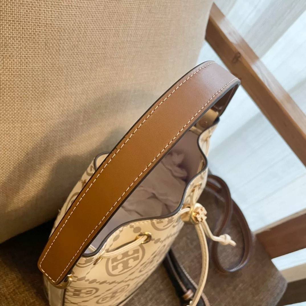 Medium : Tory Burch T Monogram Embossed Bucket Bag กระเป๋าถือหรือสะพายไหล่ ประดับด้วยลวดลายอันเป็นสัญลักษณ์ของแบรนด์ ถูกประดิษขึ้นด้วยความพิถีพิถันวัสดุหนังอย่างดี ด้านในบุด้วยหนังไมโครซูแอคเนื้อนุ่มทำความสะอาดง่าย กระเป๋าผ่าหลังด้านนอก1ช่อง ด้านใน 1ช่อง 