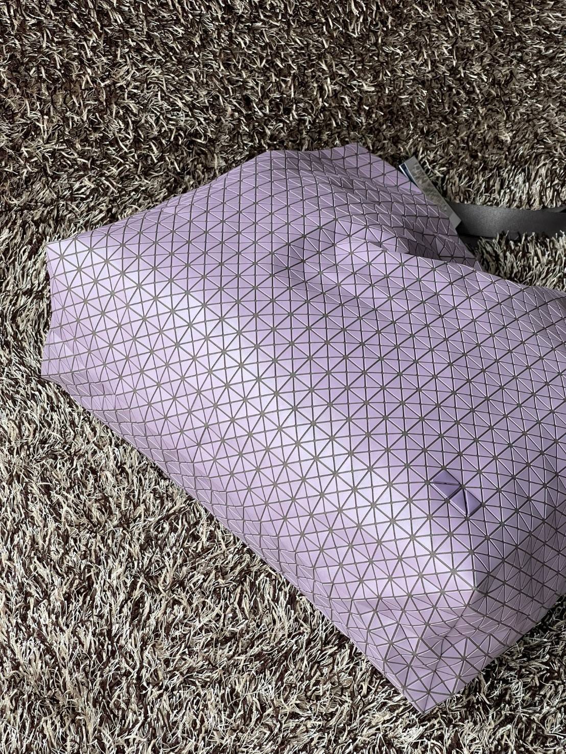 ORI 🥂 Baobao Issey Miyake Cart geometric tote bag / Miyake Cart Tote Bag รูปทรงที่สร้างขึ้นโดยบังเอิญ' เสื้อผ้าที่มีโครงสร้างและได้รับการออกแบบทางวิศวกรรมอันเป็นเอกลักษณ์ของแบรนด์ ส่งต่อไปยังเครื่องประดับที่น่าประทับใจและไร้กาลเวลาเหล่านี้ กร