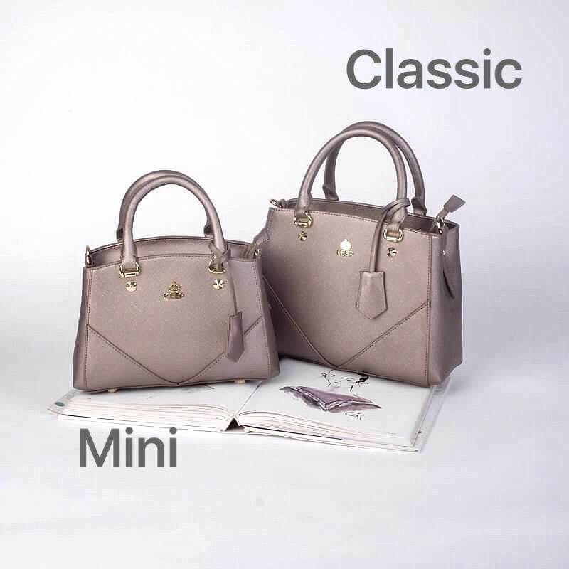 รุ่นขายดีที่สุด 👍 จากแบรนด์ KEEP รุ่น Elegance รอบนี้เข้ามา 2 size ให้เลือกเลยค่า **จุดเด่นที่ >หนังคุณภาพ ลายหนัง saffiano > ถือสะพายเข้าง่ายกับทุกชุด >ทรงสวยมากคะ ขนากกระเป๋ากำลังดีคะ ใส่ กปต ยาว มือถือได้ทุกรุ่น > มีช่องย่อยแบ่งเก็บ