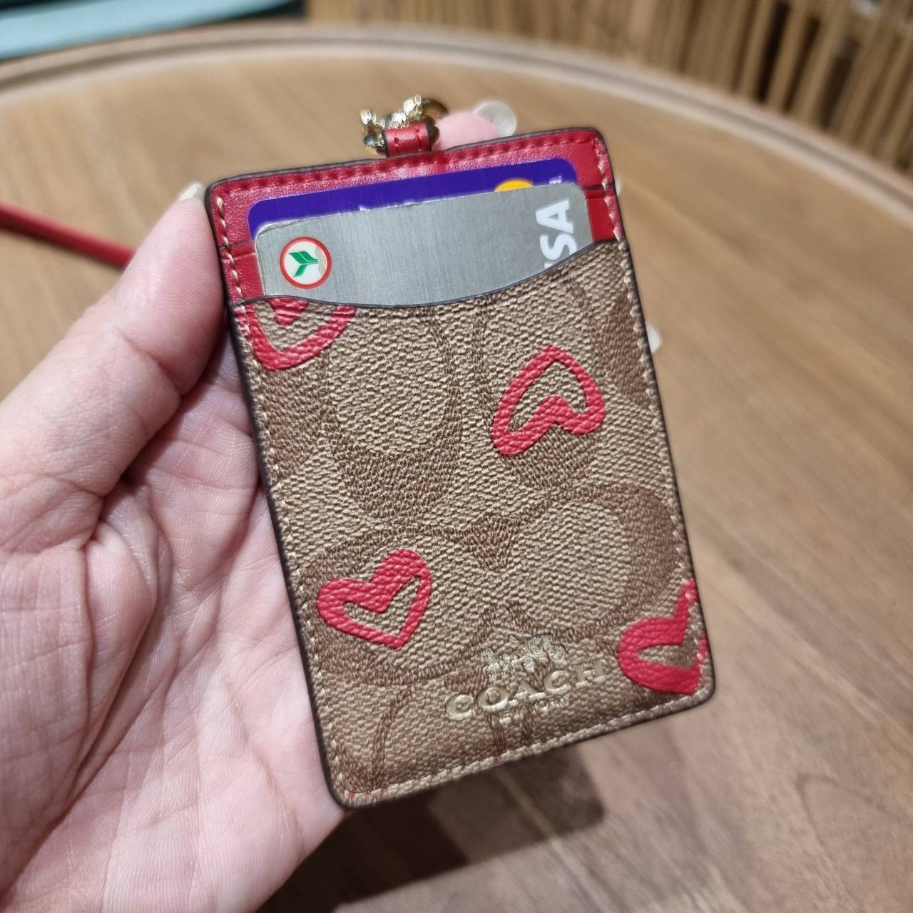COACH C3305 ID LANYARD IN COLORBLOCK SIGNATURE CANVAS ง่ายๆแบบไม่ธรรมดา!! คลาสสิคแต่มีดีเทลโดดเด่น!! กระเป๋าถนอมบัตร พร้อมสายคล้องคอ ดีไซน์ลวดลายสวย ดูดีทุกแบบ ใช้งานง่าย พกพาสะดวก จะใส่บัตรพนักงาน บัตรเครดิต บัตรปชช. ใบขับขี่ และบัตรอื่นๆที่อยากจะใส่!! ต